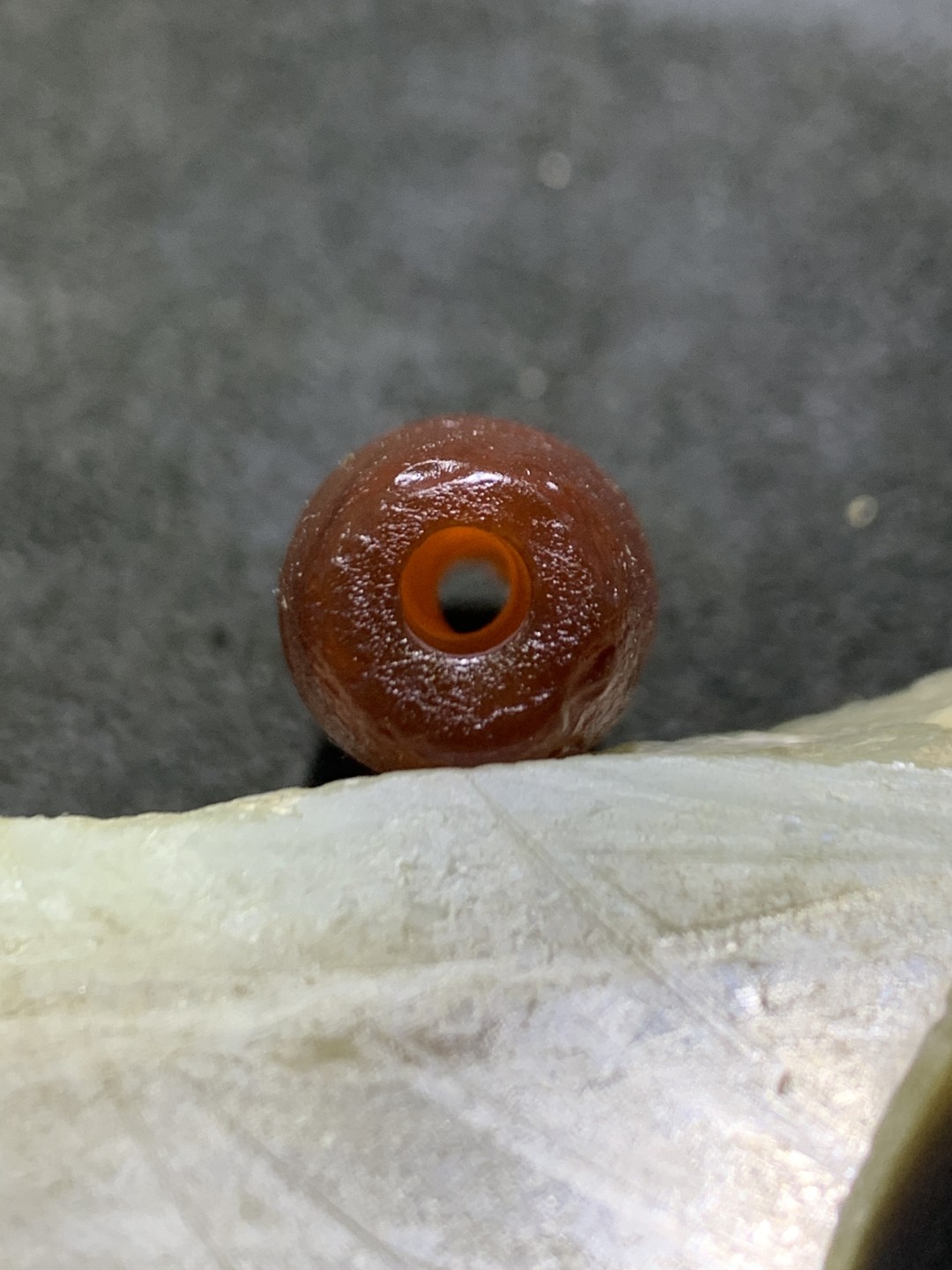 精美酒红色高玉化仿古风化纹玛瑙桶珠一颗 