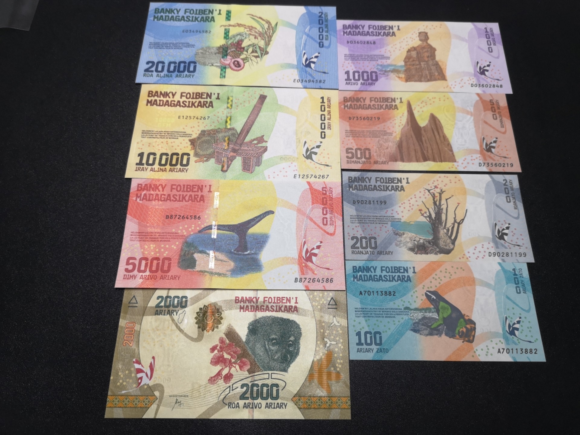 《外钞收藏家》第一百八十四期拍卖 8张马达加斯加纸币 全新UNC