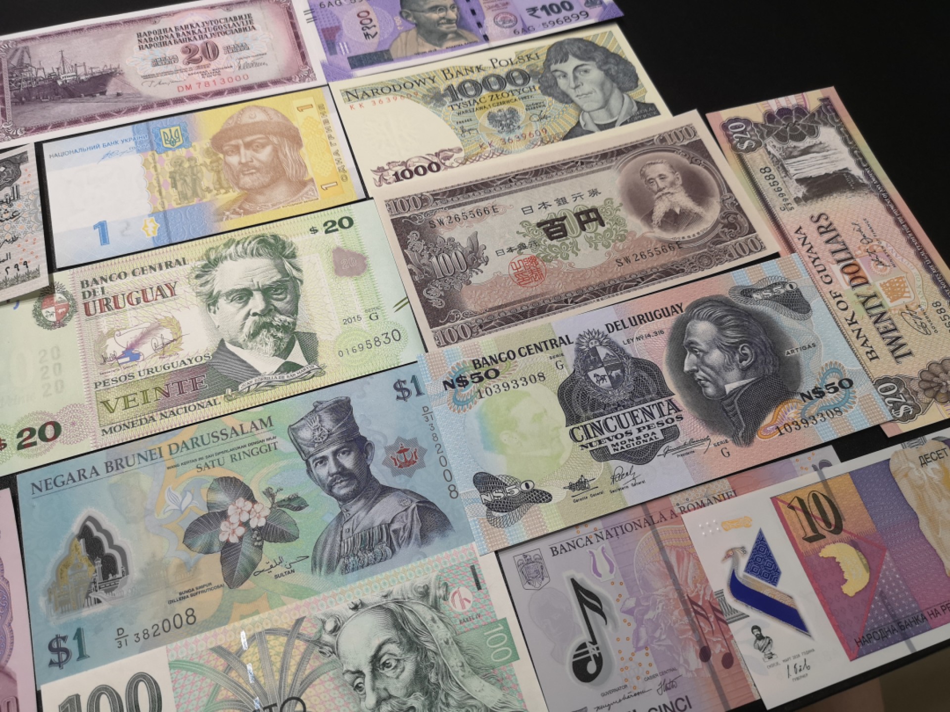 《外钞收藏家》第一百八十四期拍卖 16张纸币 全新UNC