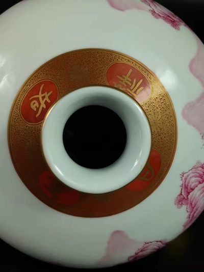 乾隆釉里红“山水人家”描金梅瓶