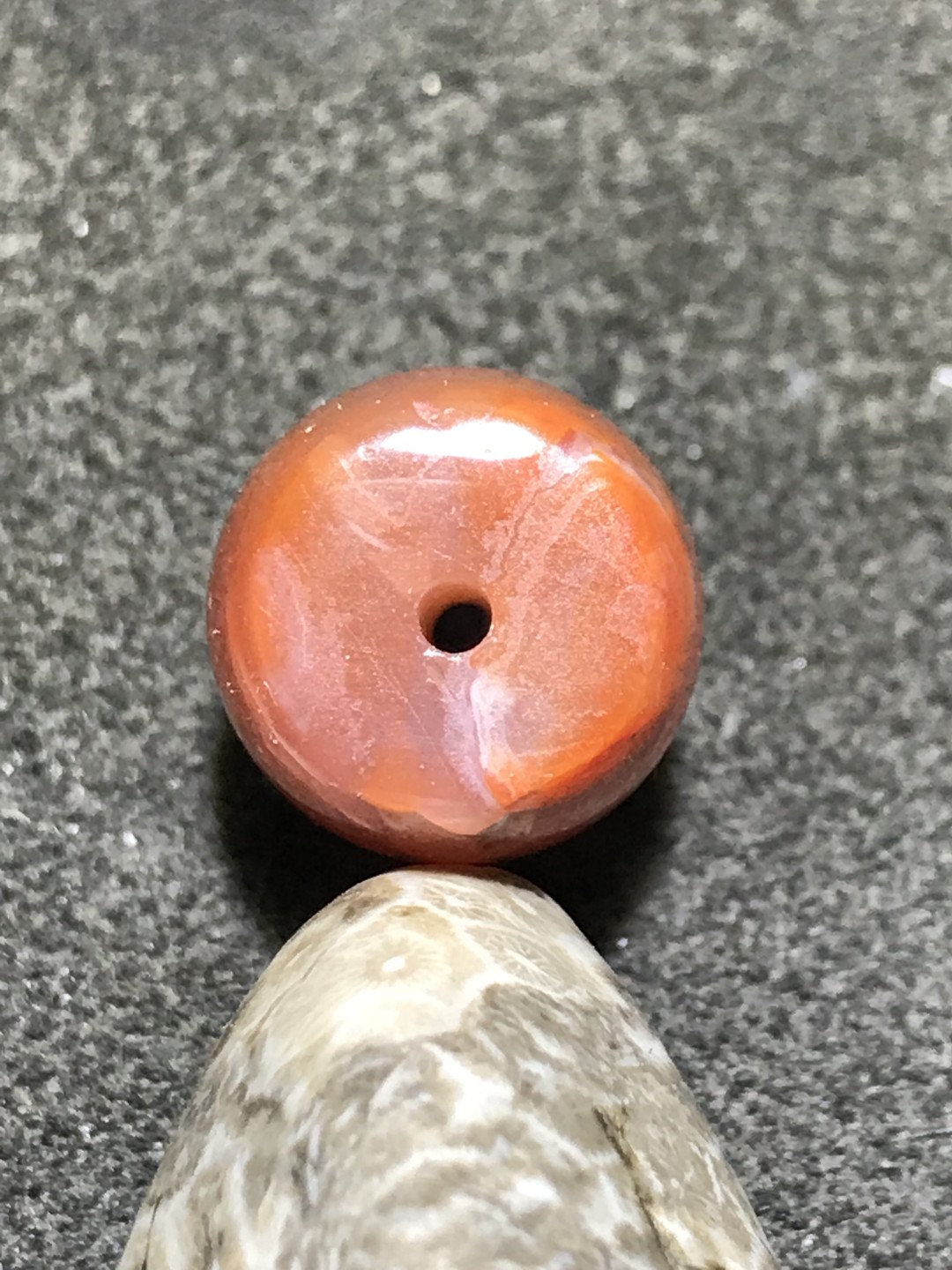 冻料柿子红南红玛瑙桶珠一颗！