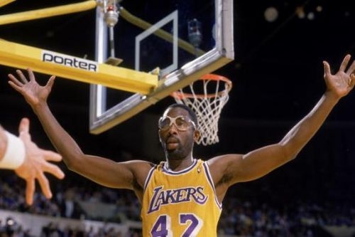 零元拍：湖人名宿，NBA50大巨星詹姆斯沃西亲笔签字球衣，美国Hit Parade 公司出品 签名球衣福盒系 steinercx认证认证证书。