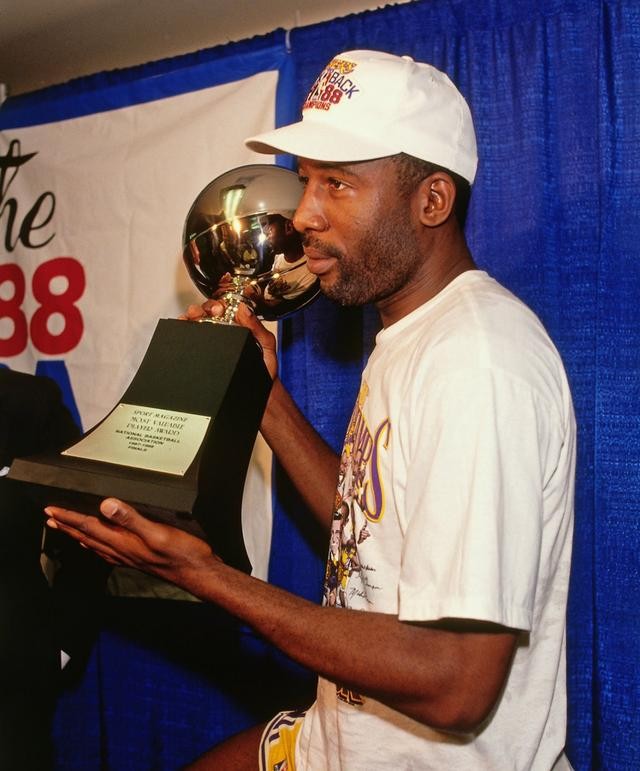 零元拍：湖人名宿，NBA50大巨星詹姆斯沃西亲笔签字球衣，美国Hit Parade 公司出品 签名球衣福盒系 steinercx认证认证证书。