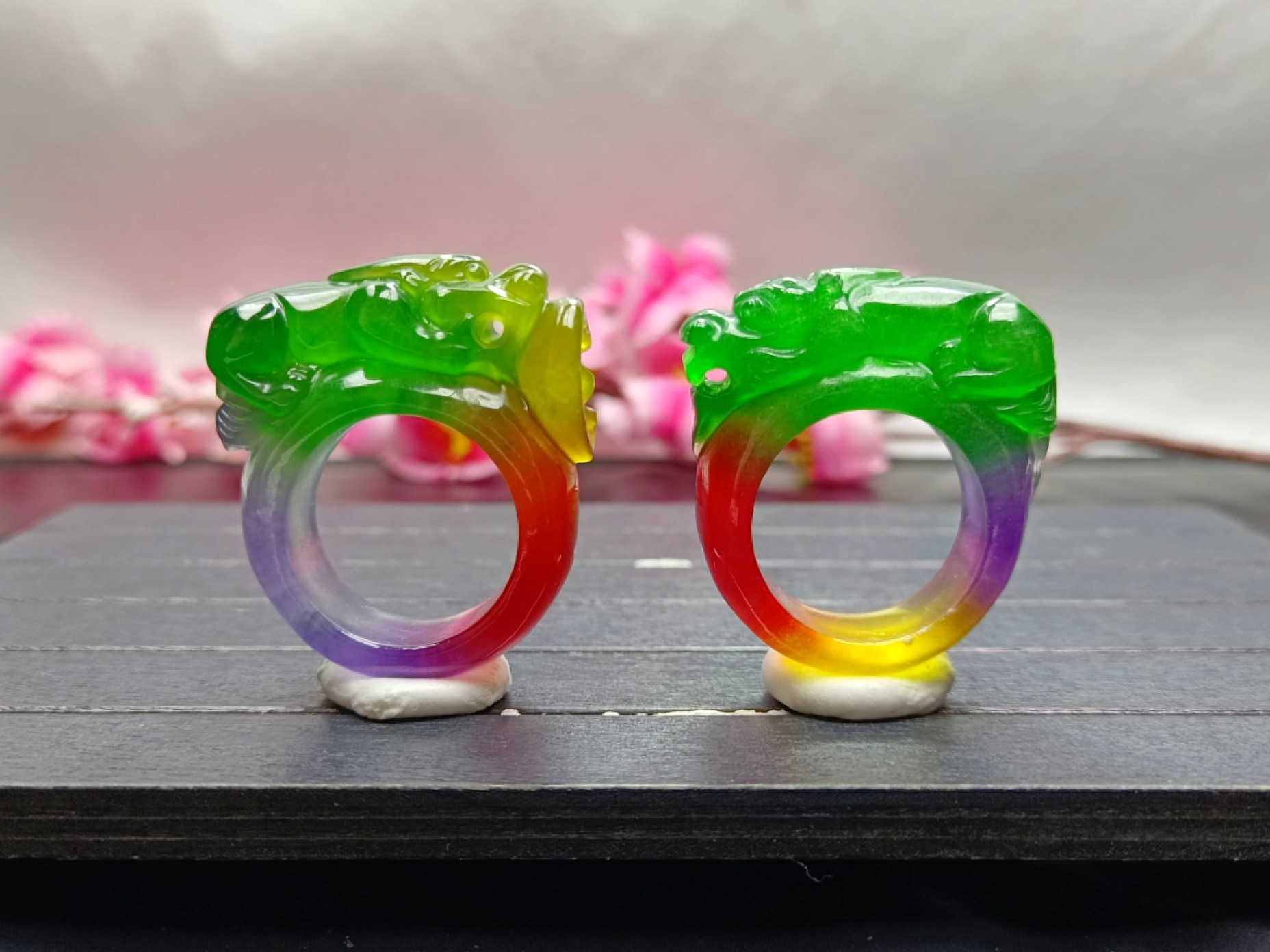 顶级龙石种多彩翡翠马鞍戒指，水头超好，超级完美，整料雕刻