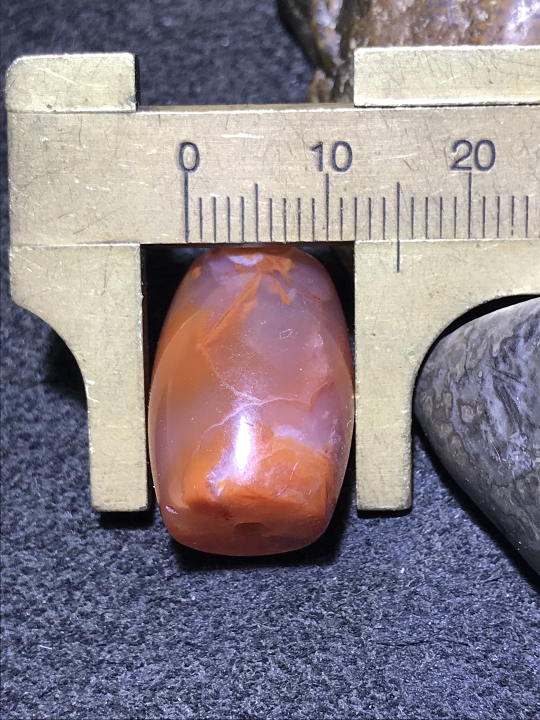 冻料柿子红南红玛瑙桶珠一颗！