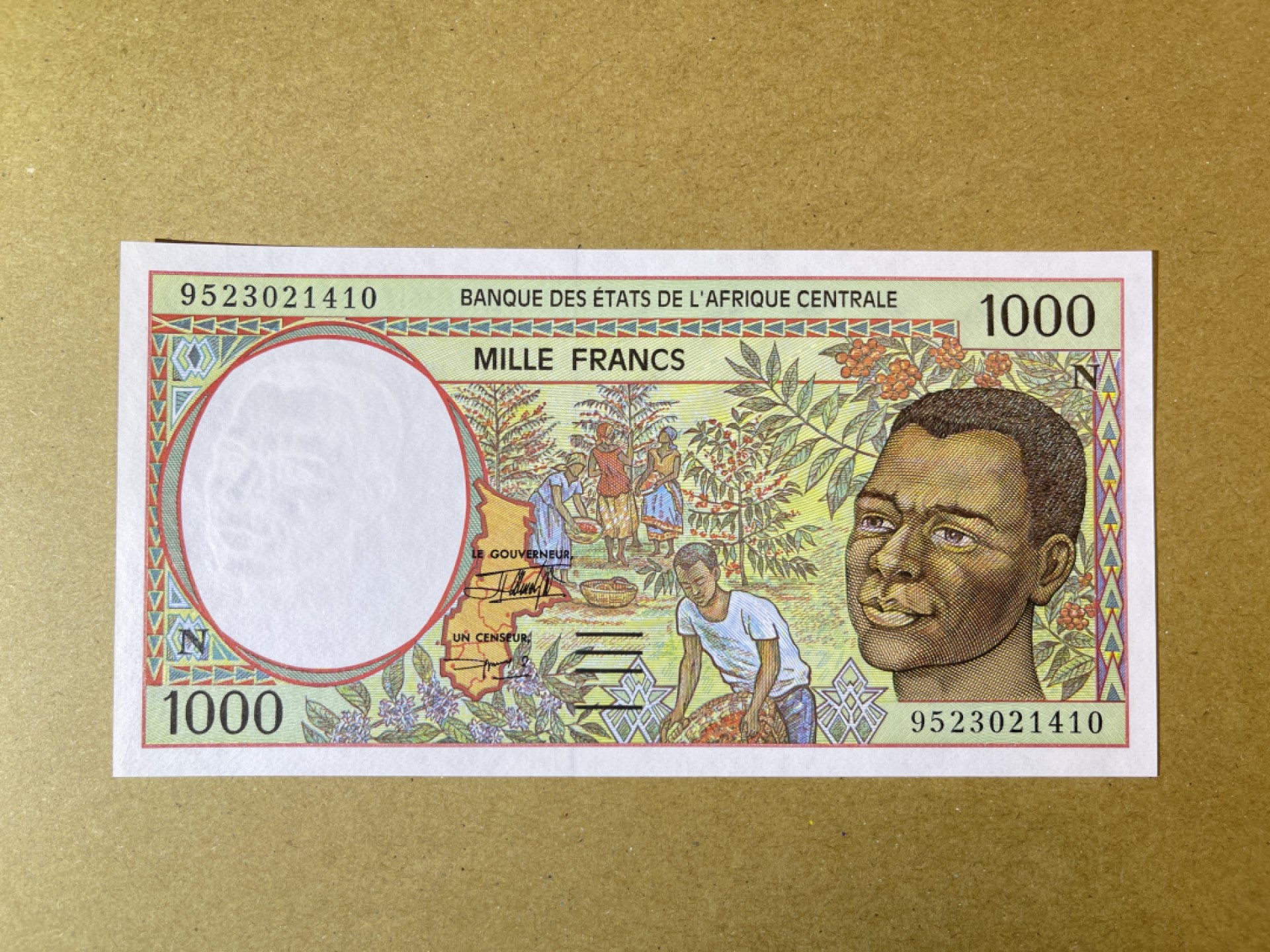 《张总收藏》62期——外币大咖 中非法郎1000元 UNC 1995年