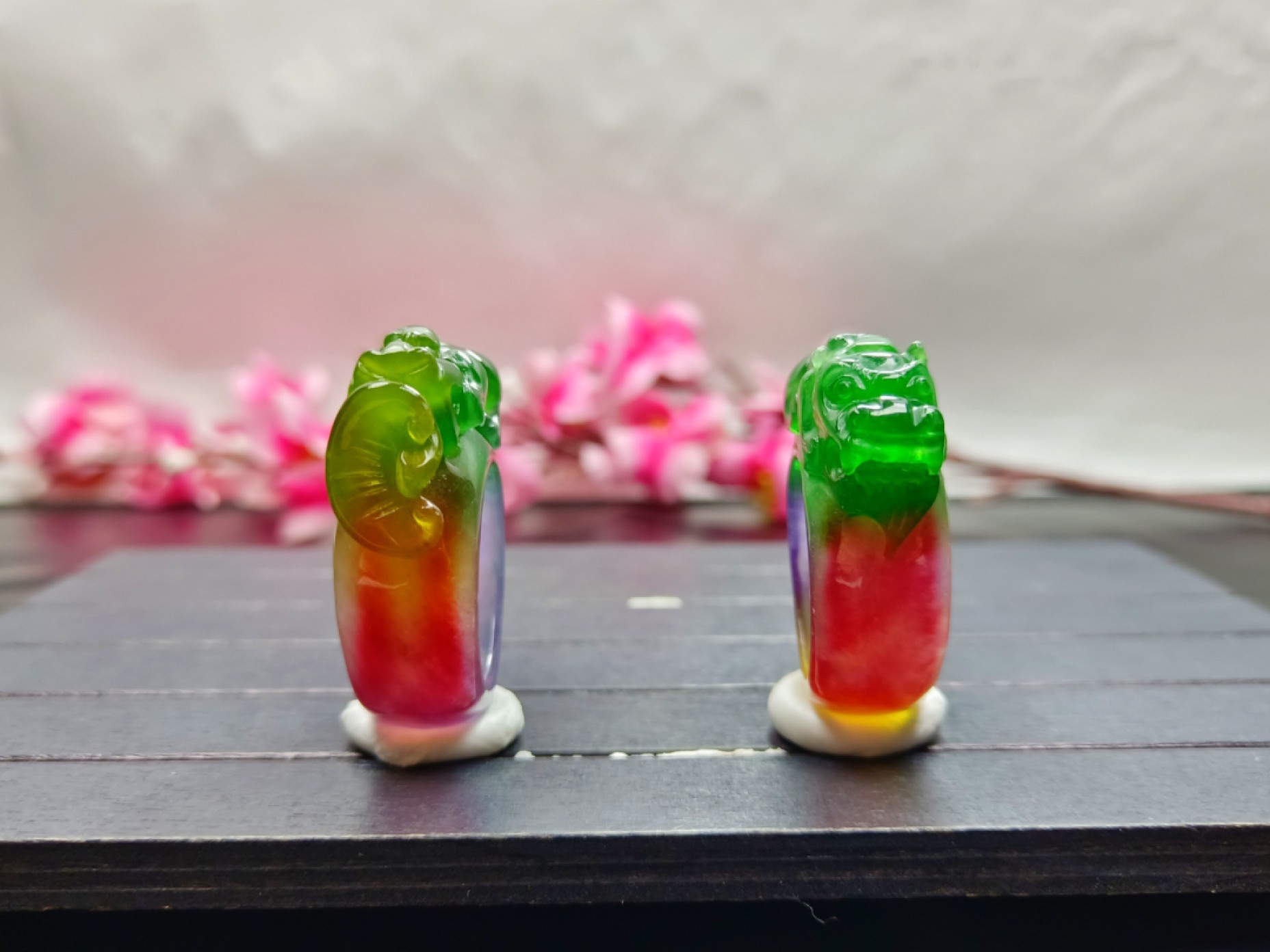 顶级龙石种多彩翡翠马鞍戒指，水头超好，超级完美，整料雕刻