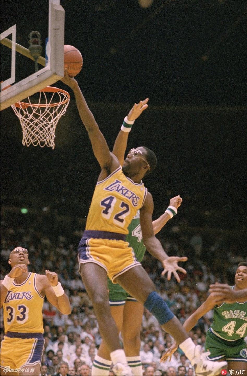 零元拍：湖人名宿，NBA50大巨星詹姆斯沃西亲笔签字球衣，美国Hit Parade 公司出品 签名球衣福盒系 steinercx认证认证证书。