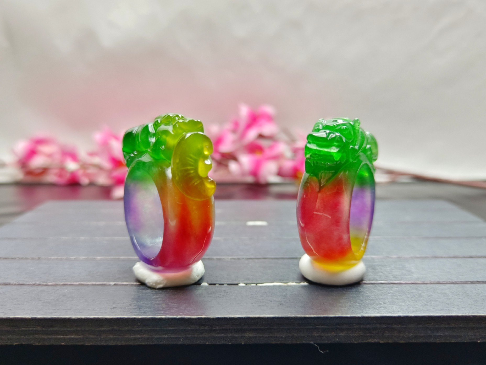 顶级龙石种多彩翡翠马鞍戒指，水头超好，超级完美，整料雕刻