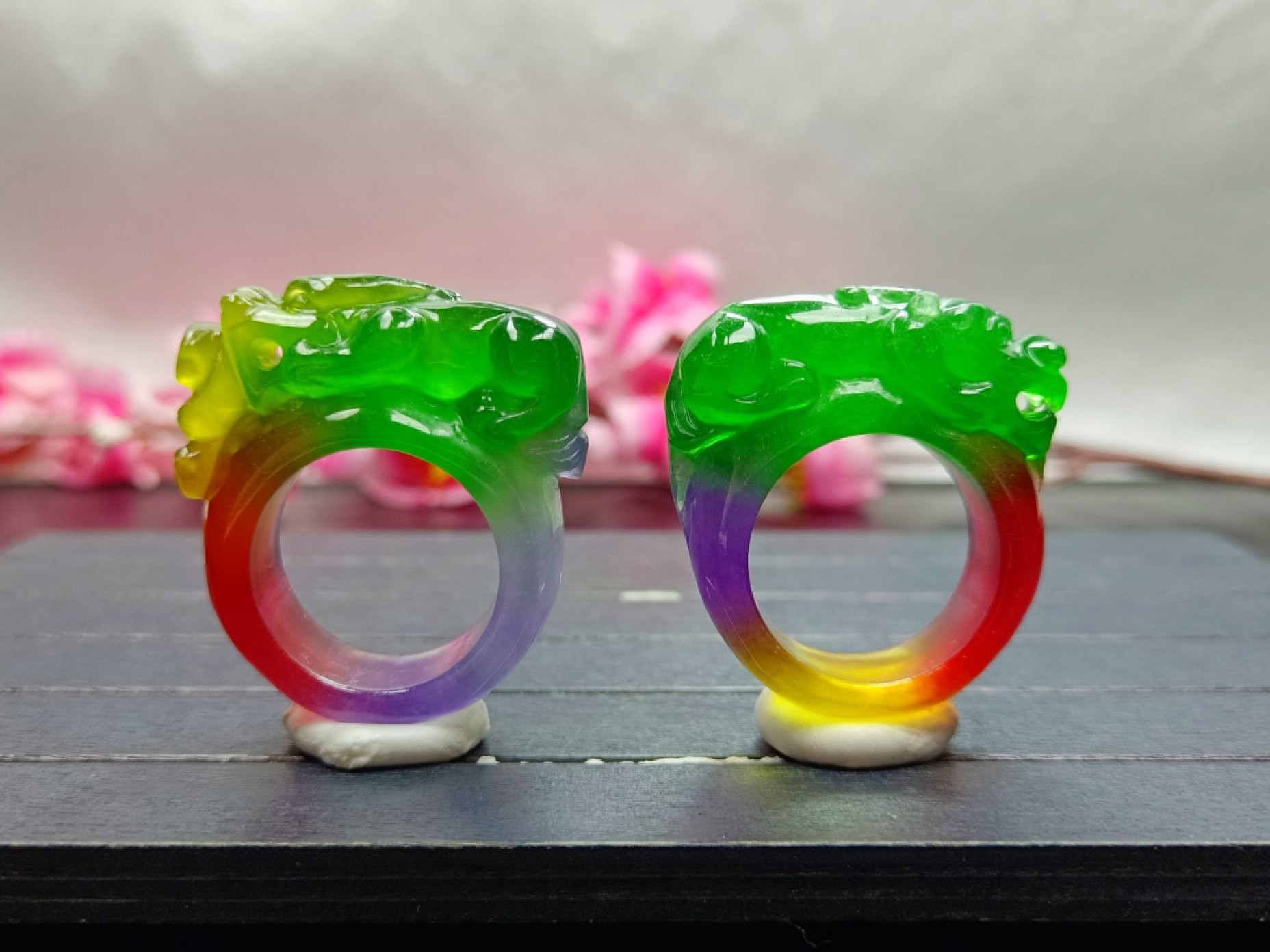 顶级龙石种多彩翡翠马鞍戒指，水头超好，超级完美，整料雕刻