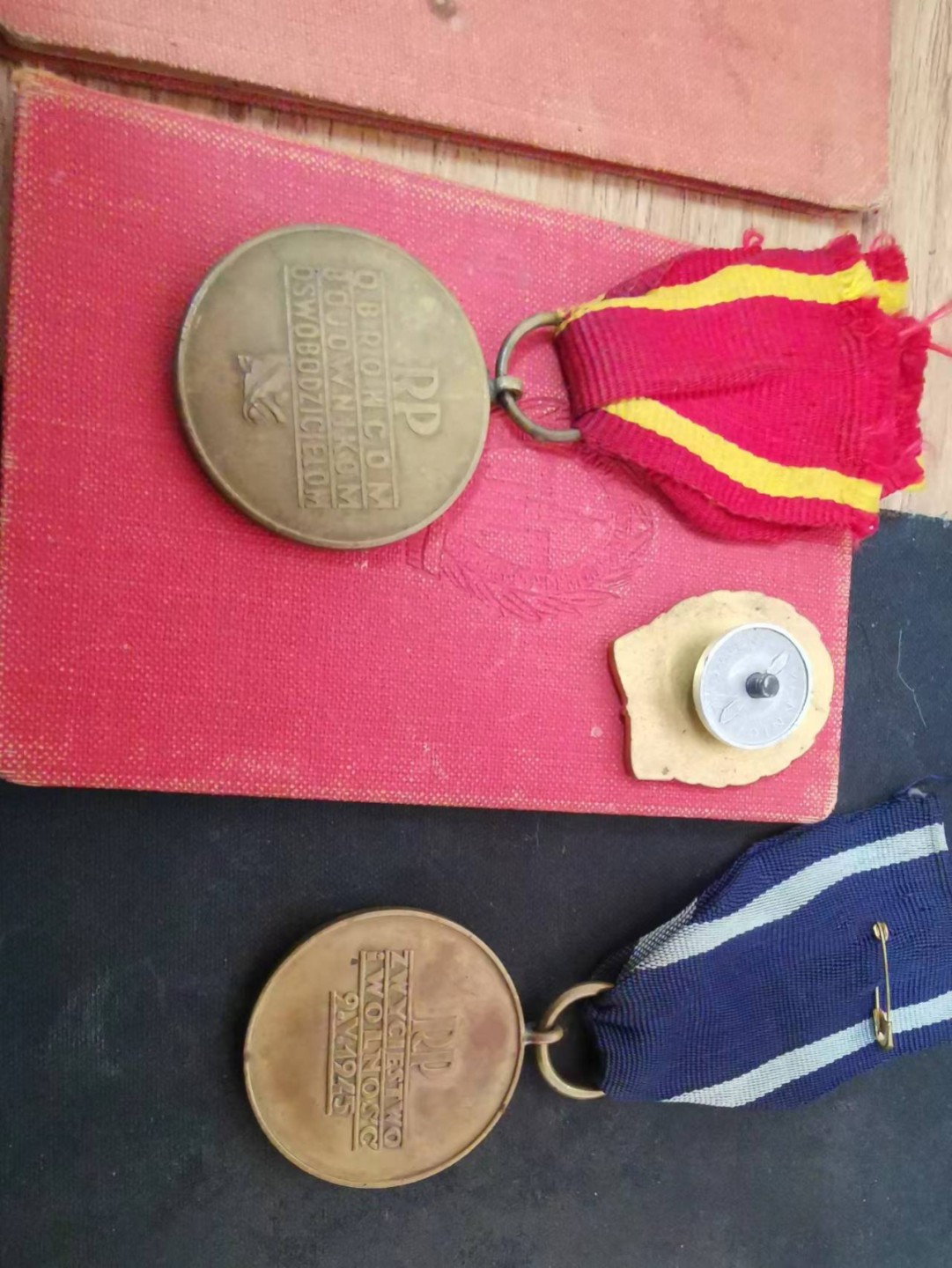 苏联勋章奖章徽章拍卖6-7月第一期 波兰勋章和奖章 2本证件