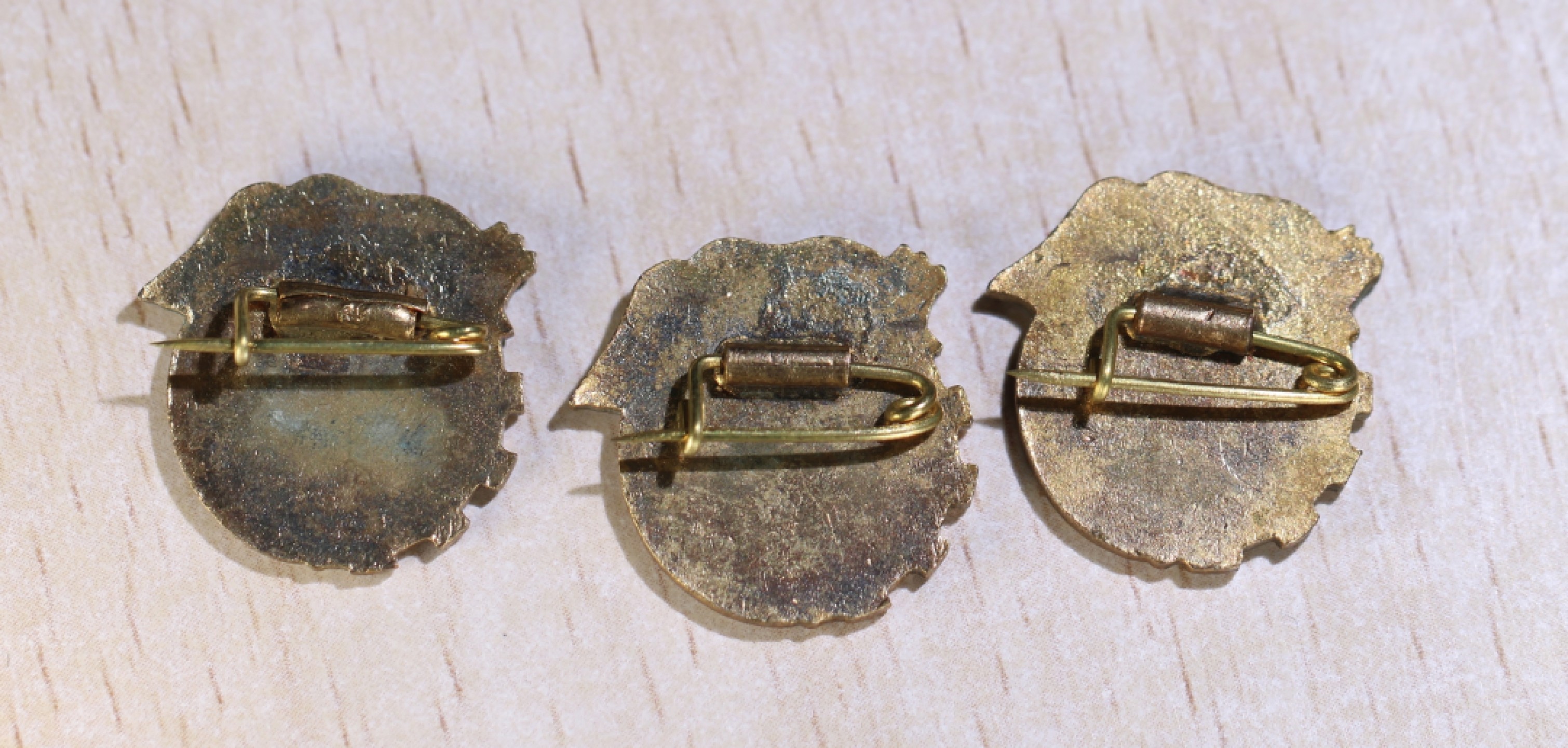 大猫徽章拍卖第195期 50年代国庆章一组三枚 铜质全品