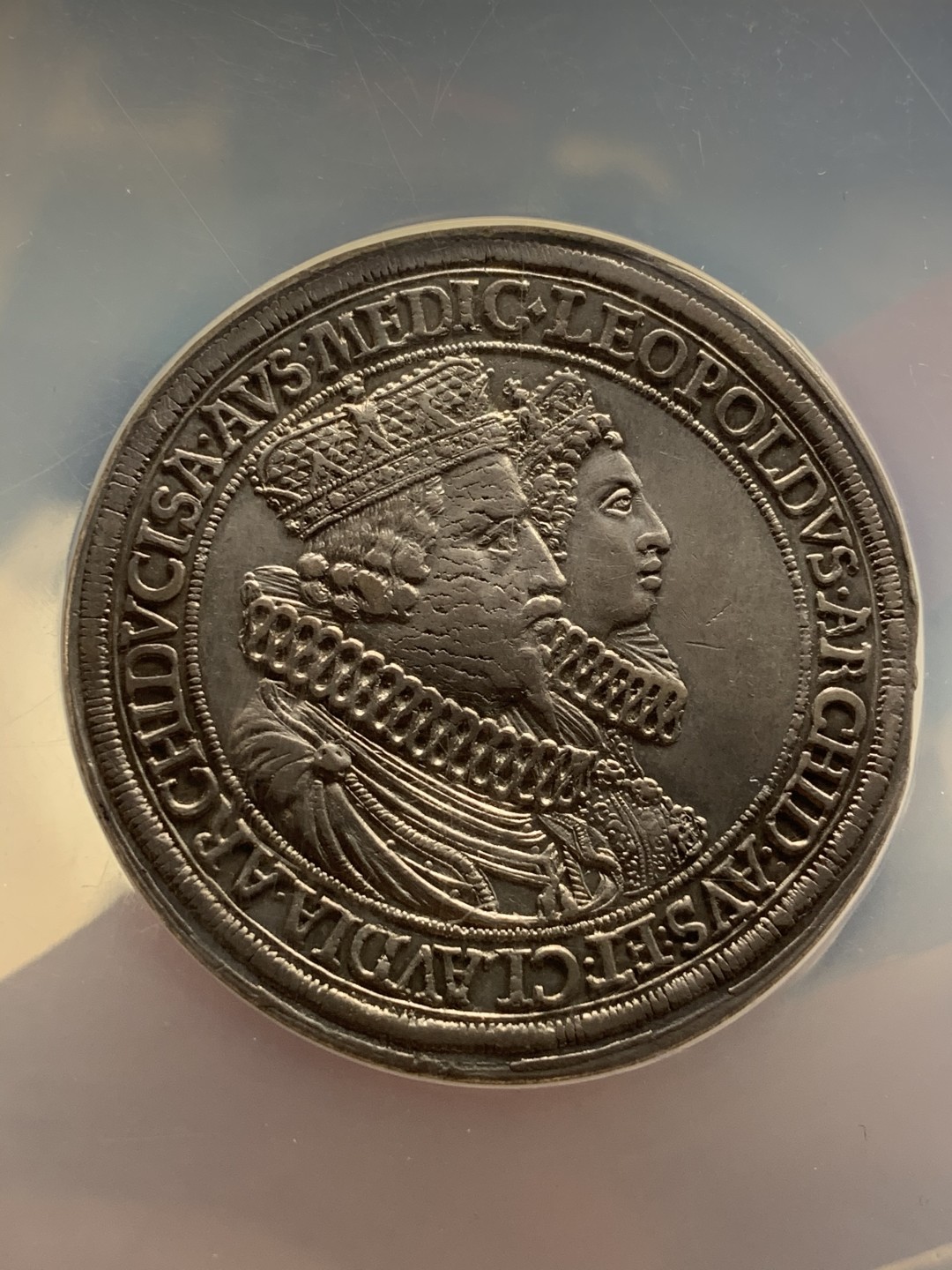 《竞宝斋》第67场-本周日，周一，周四.3场连拍（全场不限金额包邮） NGC MS61 神罗帝国奥地利1626年利奥波德克劳迪娅结婚纪念2泰勒大银币细节打制清晰，脸上轻微磨具裂纹是普遍特征，性价比比较高