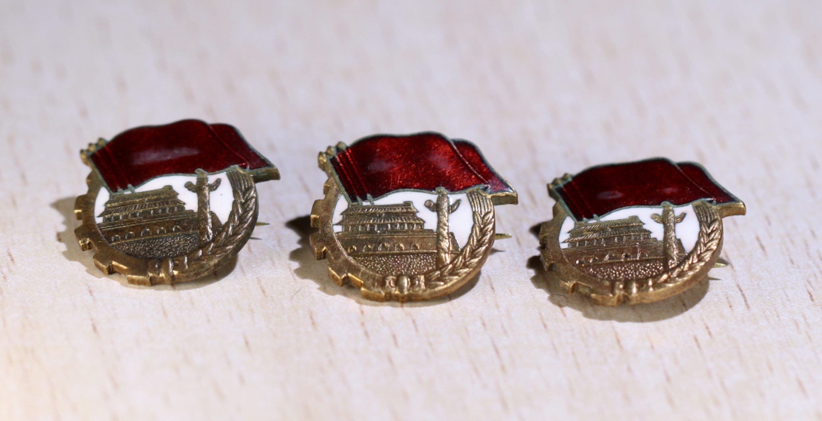 大猫徽章拍卖第195期 50年代国庆章一组三枚 铜质全品