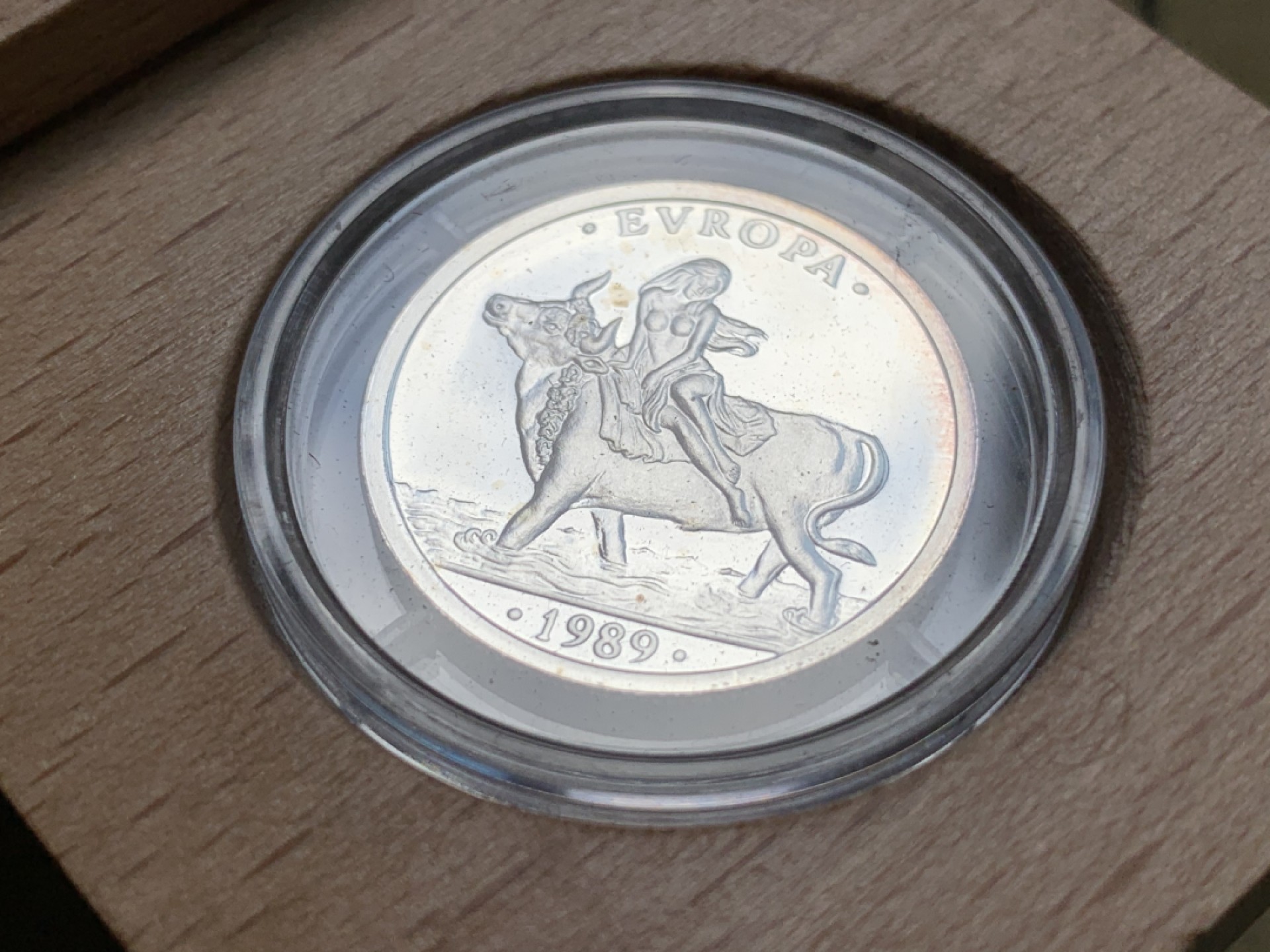 《竞宝斋》第67场-本周日，周一，周四.3场连拍（全场不限金额包邮） 西班牙 1989 木盒装 骑牛女神 1欧银币