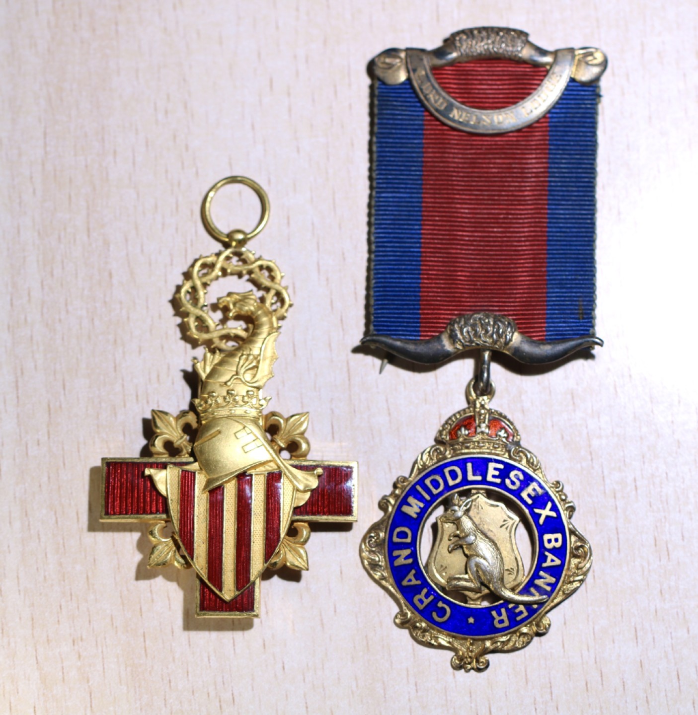 大猫徽章拍卖第195期 银质共济会“大米德尔塞克斯旗帜”分会奖章 英国伦敦学院奖章（铜质）一组两枚