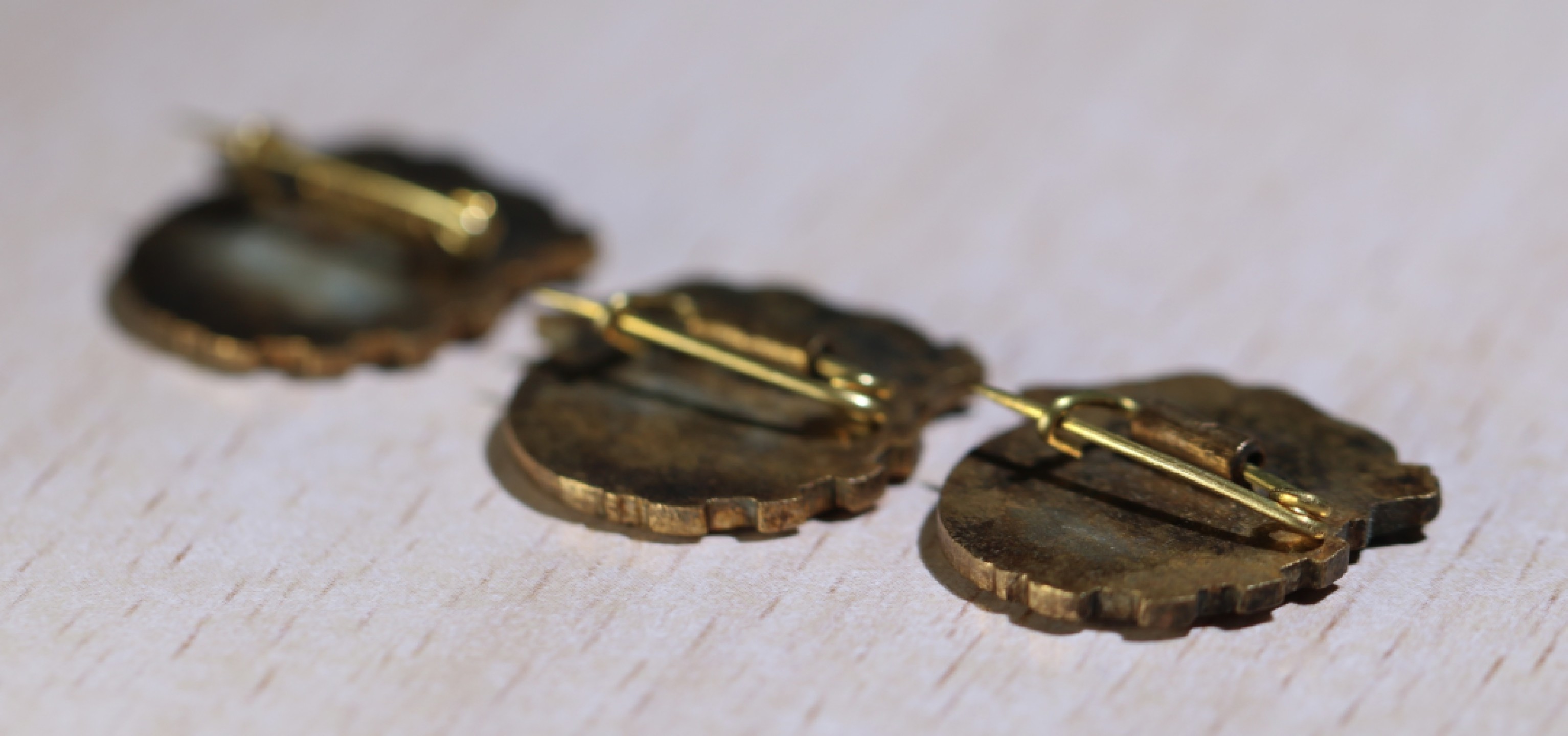 大猫徽章拍卖第195期 50年代国庆章一组三枚 铜质全品