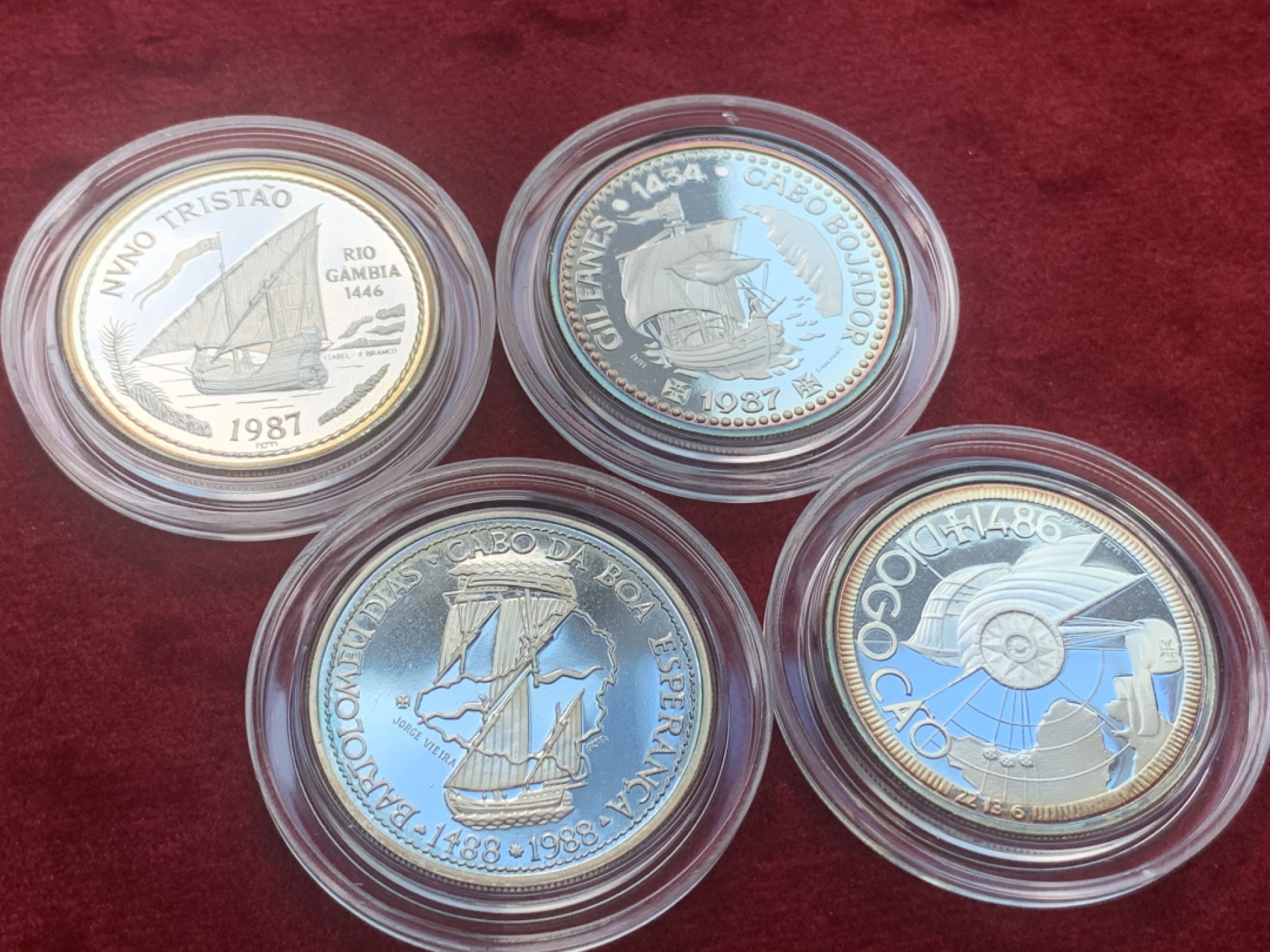 《竞宝斋》第67场-本周日，周一，周四.3场连拍（全场不限金额包邮） 葡萄牙 大航海 精制套币 4枚一组 单重16.5克  925银  合计68克 边缘五彩包浆，非常漂亮