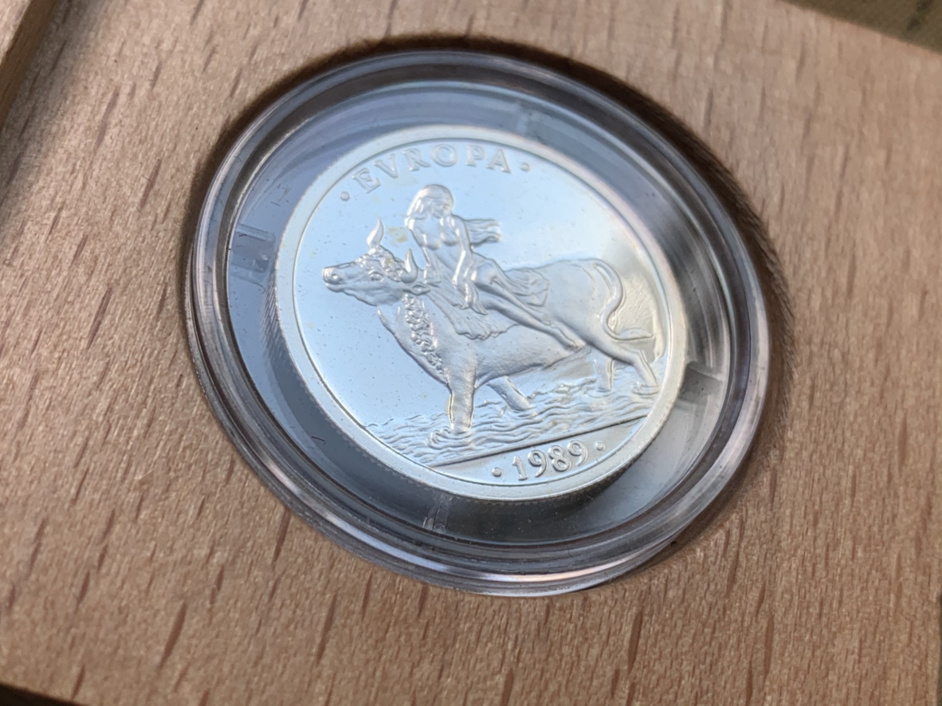 《竞宝斋》第67场-本周日，周一，周四.3场连拍（全场不限金额包邮） 西班牙 1989 木盒装 骑牛女神 1欧银币