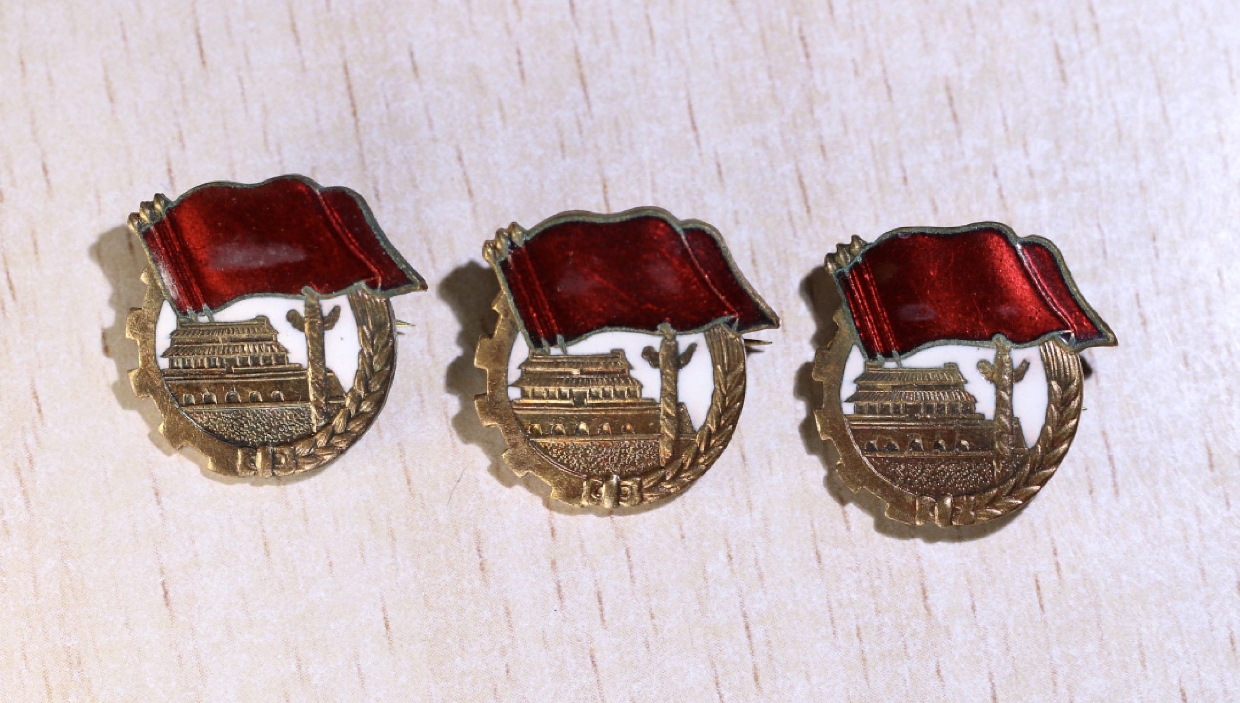 大猫徽章拍卖第195期 50年代国庆章一组三枚 铜质全品