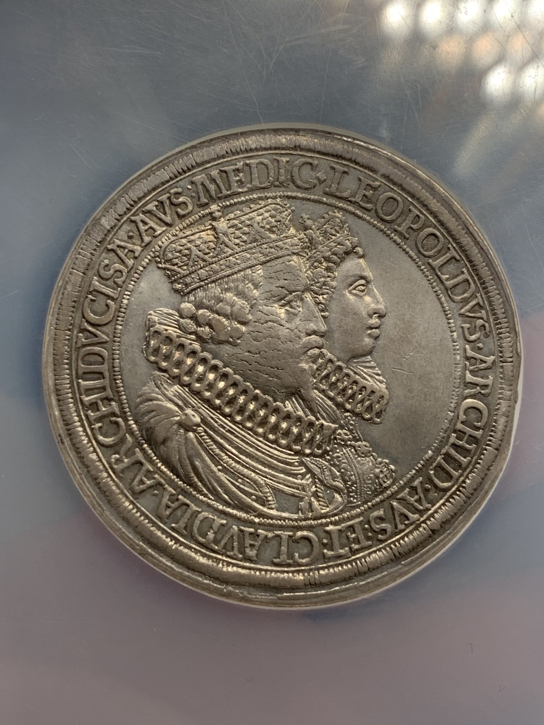 《竞宝斋》第67场-本周日，周一，周四.3场连拍（全场不限金额包邮） NGC MS61 神罗帝国奥地利1626年利奥波德克劳迪娅结婚纪念2泰勒大银币细节打制清晰，脸上轻微磨具裂纹是普遍特征，性价比比较高