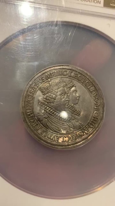 《竞宝斋》第67场-本周日，周一，周四.3场连拍（全场不限金额包邮） NGC MS61 神罗帝国奥地利1626年利奥波德克劳迪娅结婚纪念2泰勒大银币细节打制清晰，脸上轻微磨具裂纹是普遍特征，性价比比较高