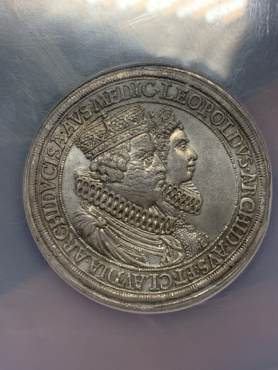 《竞宝斋》第67场-本周日，周一，周四.3场连拍（全场不限金额包邮） NGC MS61 神罗帝国奥地利1626年利奥波德克劳迪娅结婚纪念2泰勒大银币细节打制清晰，脸上轻微磨具裂纹是普遍特征，性价比比较高