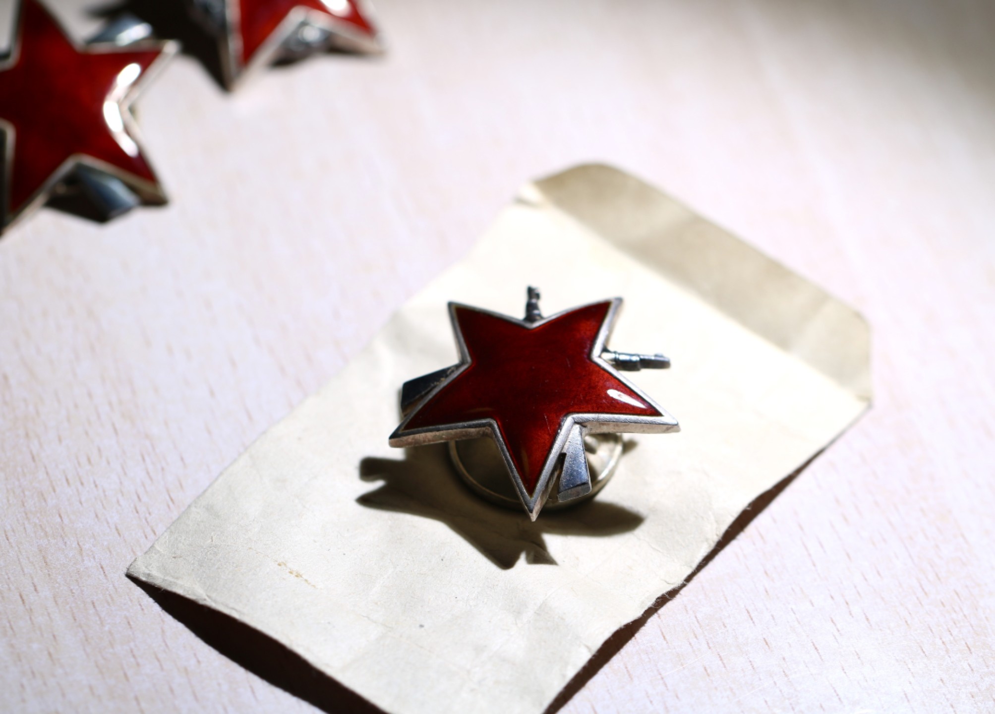 大猫徽章拍卖第195期 南斯拉夫游击队之星一组4枚 银质好品（其中一枚二级无轮盘）