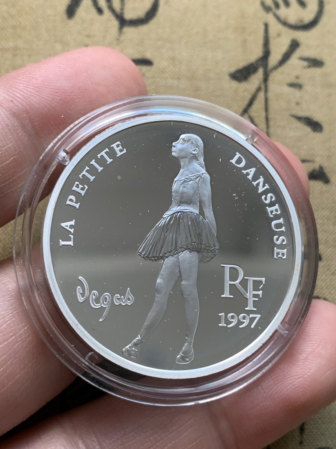 《竞宝斋》第67场-本周日，周一，周四.3场连拍（全场不限金额包邮） 法国 1997年 10法郎+1.5欧双面面值银币 穿着芭蕾舞短裙的跳舞女孩  900银 22.2克