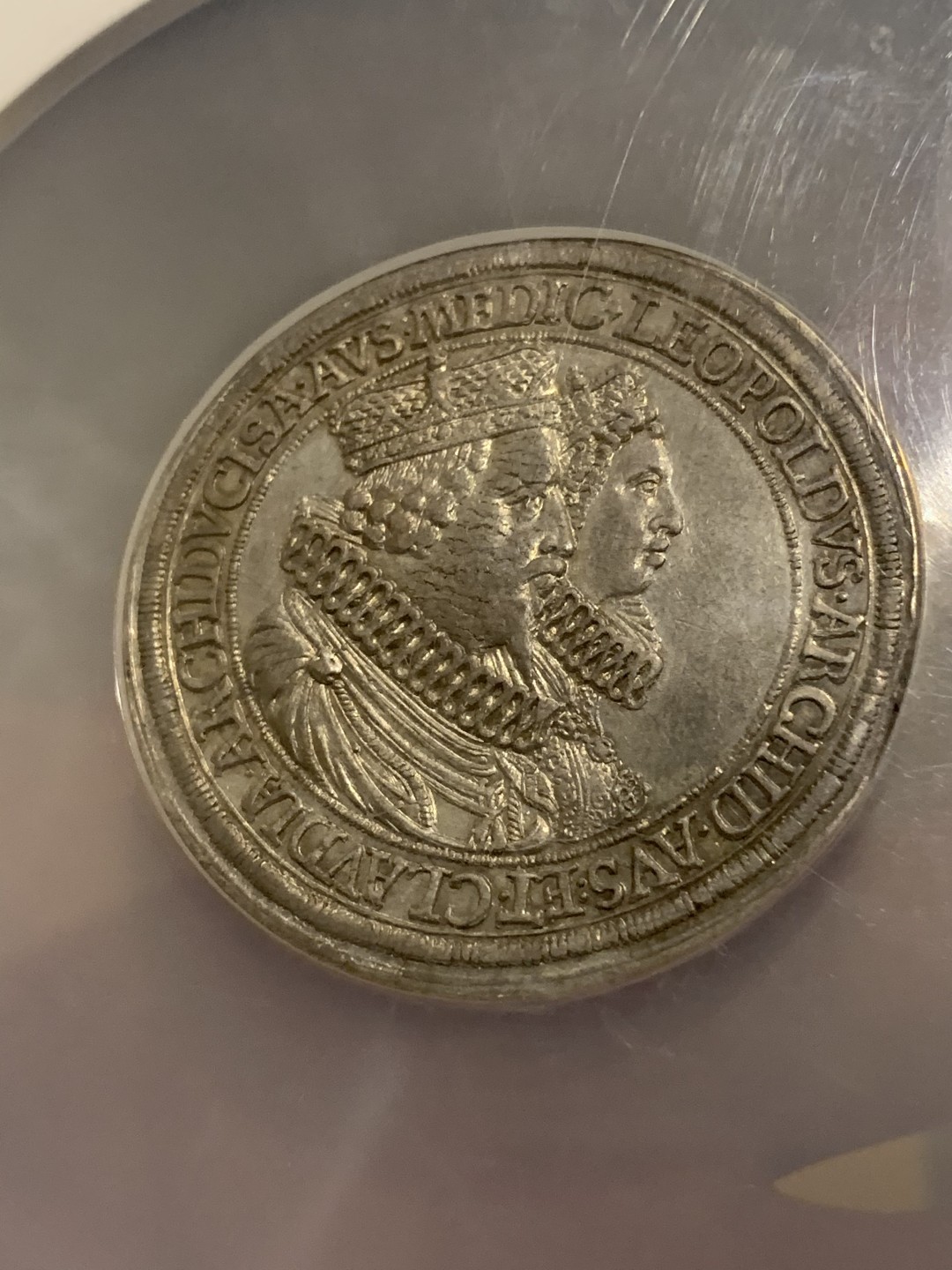 《竞宝斋》第67场-本周日，周一，周四.3场连拍（全场不限金额包邮） NGC MS61 神罗帝国奥地利1626年利奥波德克劳迪娅结婚纪念2泰勒大银币细节打制清晰，脸上轻微磨具裂纹是普遍特征，性价比比较高