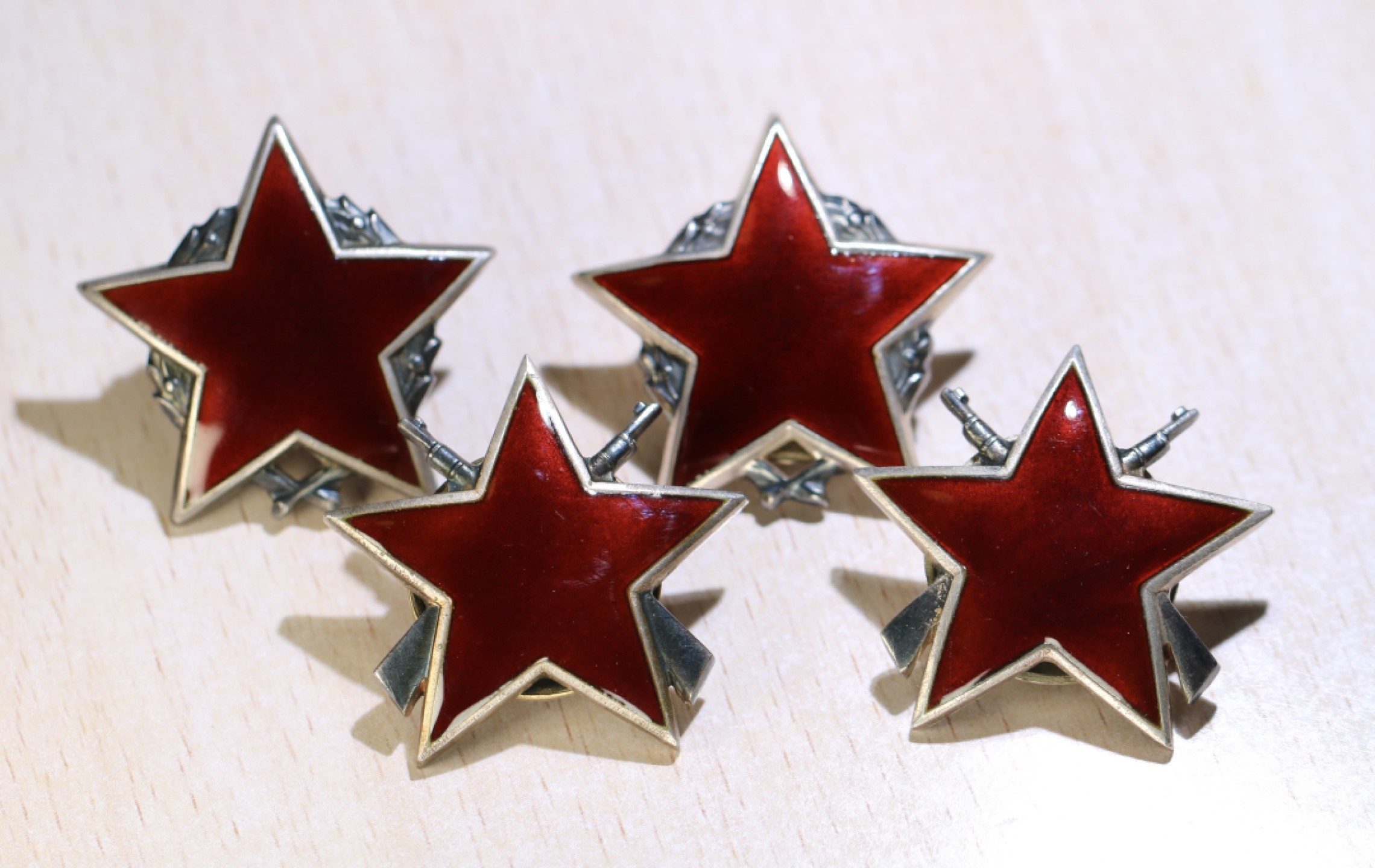 大猫徽章拍卖第195期 南斯拉夫游击队之星一组4枚 银质好品（其中一枚二级无轮盘）