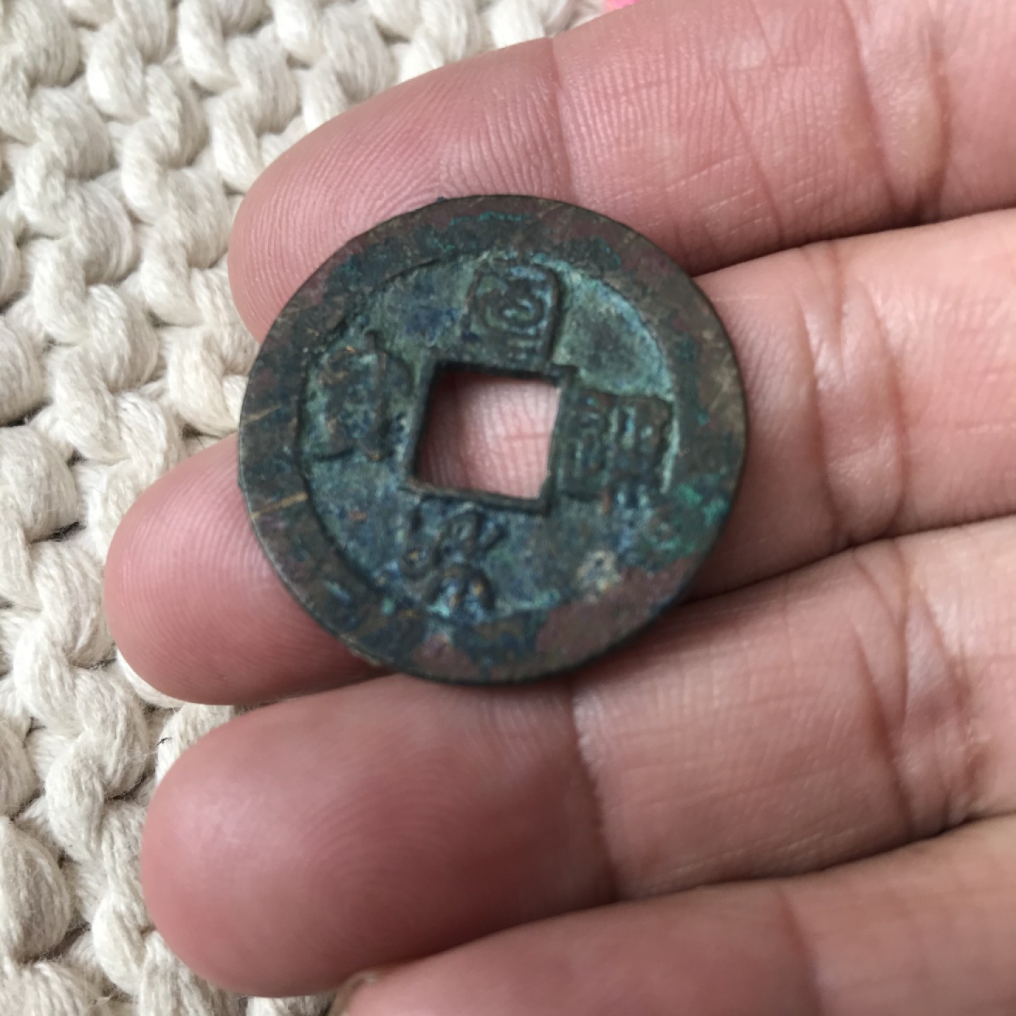 ＂宣和通宝“罐装美品，包老保真，原汁原味，罐坑极美状态，无毛病，字口边道均佳，屁股无错范，这品种中数完美状态！直径30mm。喜欢直接拍聊包邮＂我喜欢＂