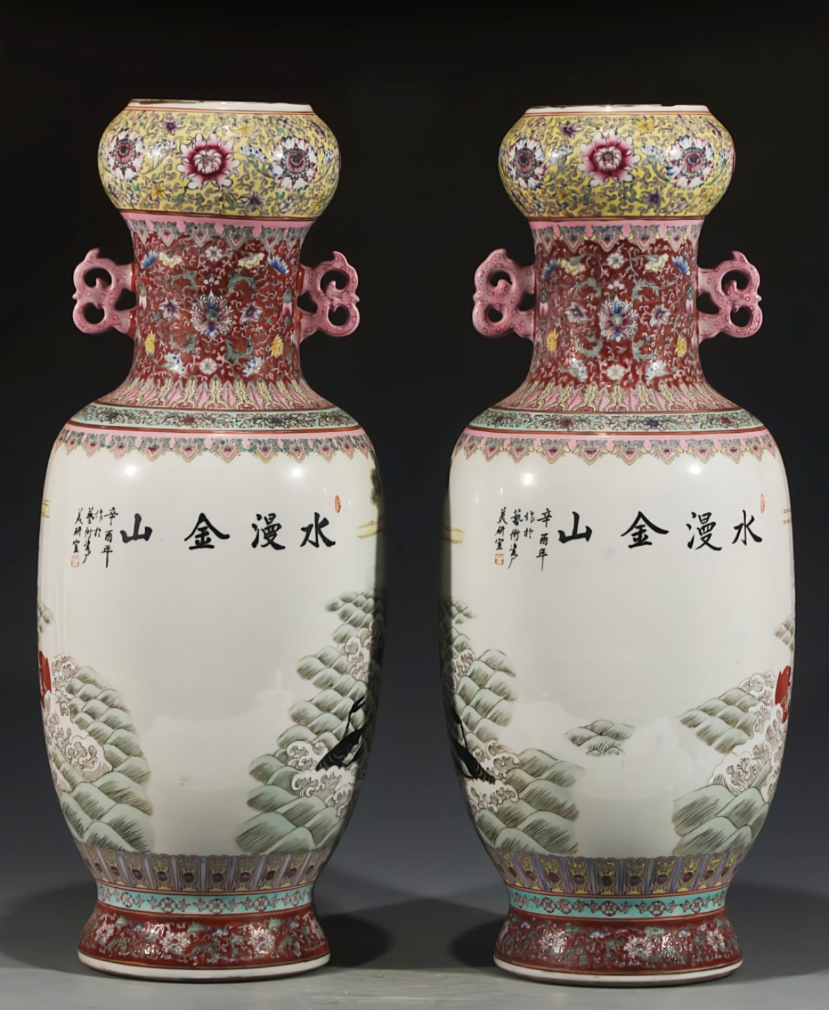 美品·款识“大清乾隆年制”精工细作满工粉彩“水漫金山图”纹贯耳赏瓶一对。