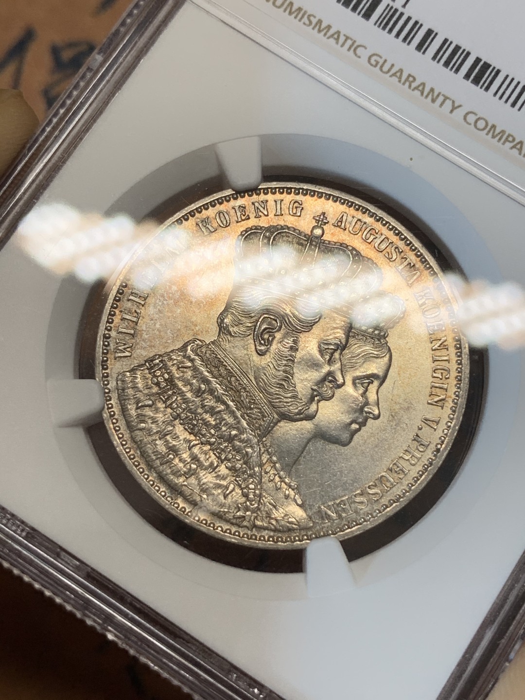 《竞宝斋》第67场-本周日，周一，周四.3场连拍（全场不限金额包邮） NGC MS62 德国1861年 普鲁士威廉一世加冕纪念1泰勒 状态不错的毛衣泰勒