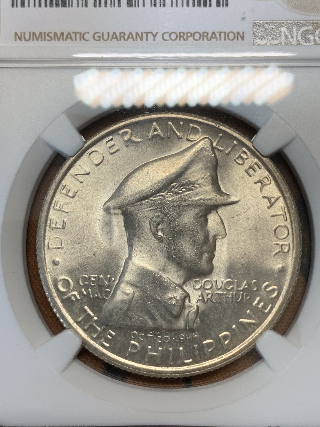 《竞宝斋》第67场-本周日，周一，周四.3场连拍（全场不限金额包邮） NGC-MS65菲律宾1947年马克阿瑟1比索大银币