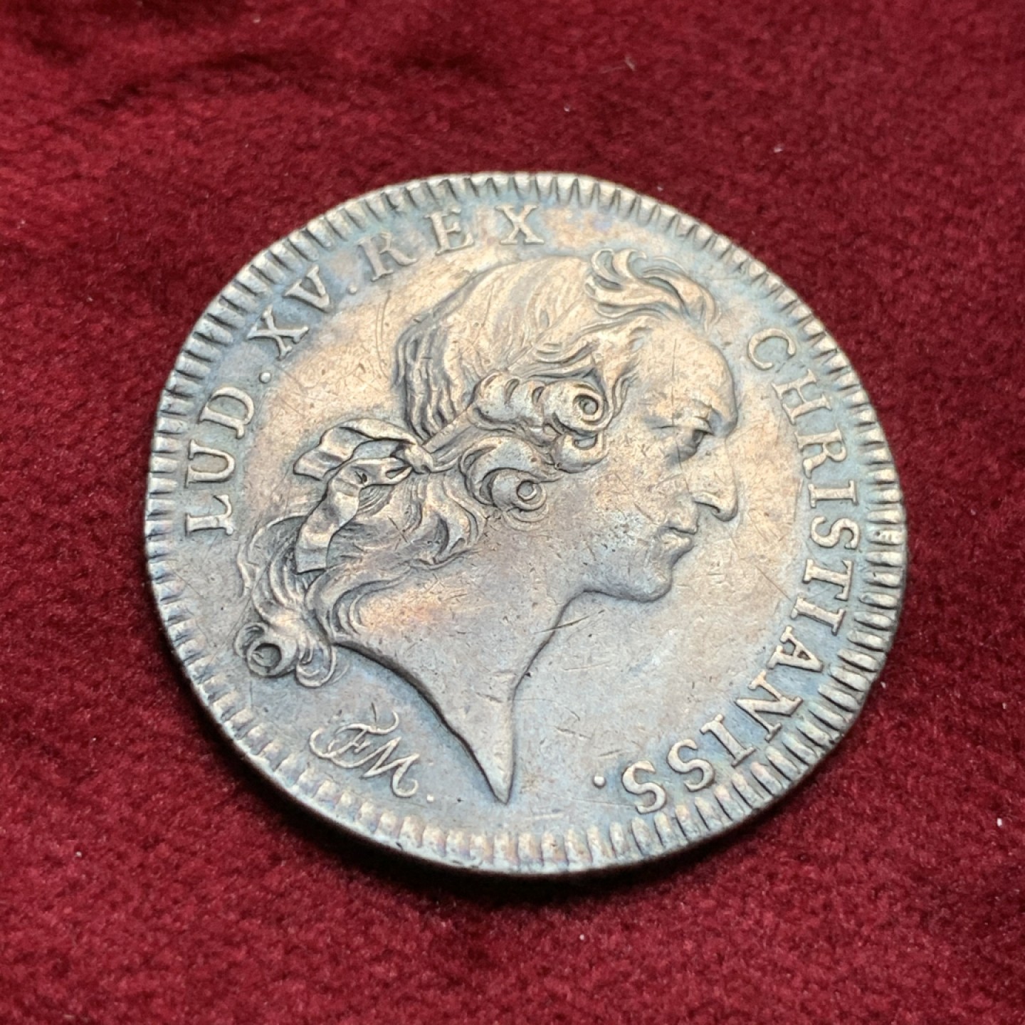 《竞宝斋》第67场-本周日，周一，周四.3场连拍（全场不限金额包邮） 法国 路易十五 银质 圆形代币 五彩包浆非常漂亮 可惜背面有取焊痕迹 整体有点不平 具体见图