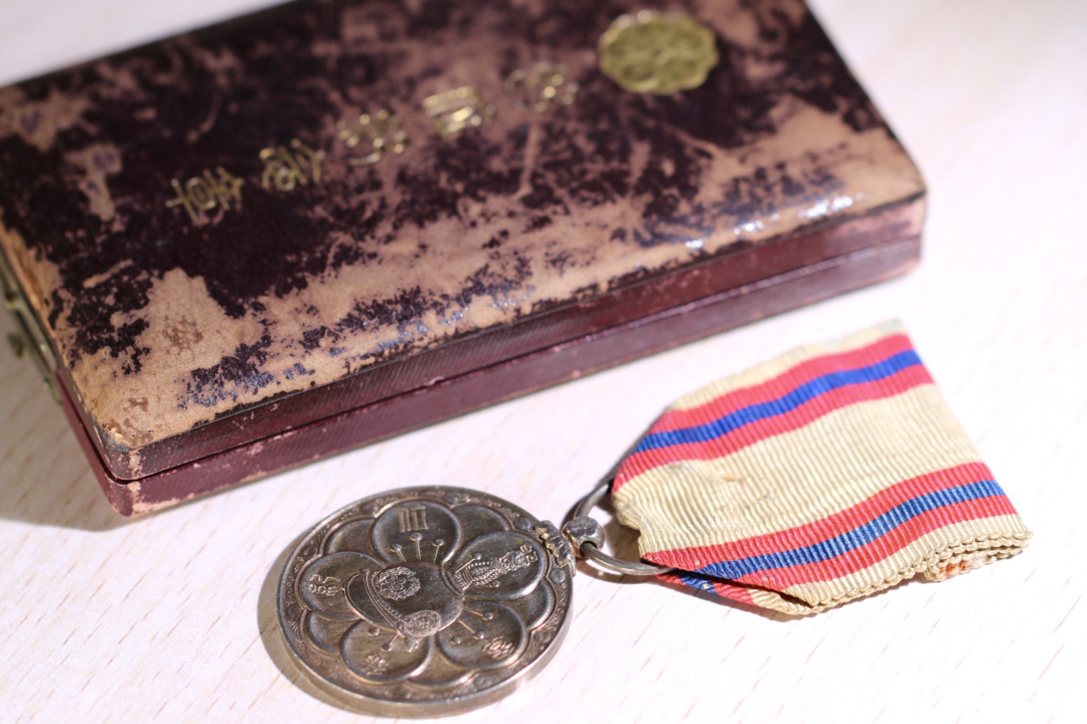 大猫徽章拍卖第195期 大韩帝国即位纪念章 银质原盒 光武11年（4240（1907））7月18日，高宗皇帝将军国大事委托给皇太子代理，紧接着同月20日在庆运宫举行让位仪式14）。其后，于同年8月27日在德寿宫惇德殿举行即位仪式15），此纪念章就是为此制定并颁赐的