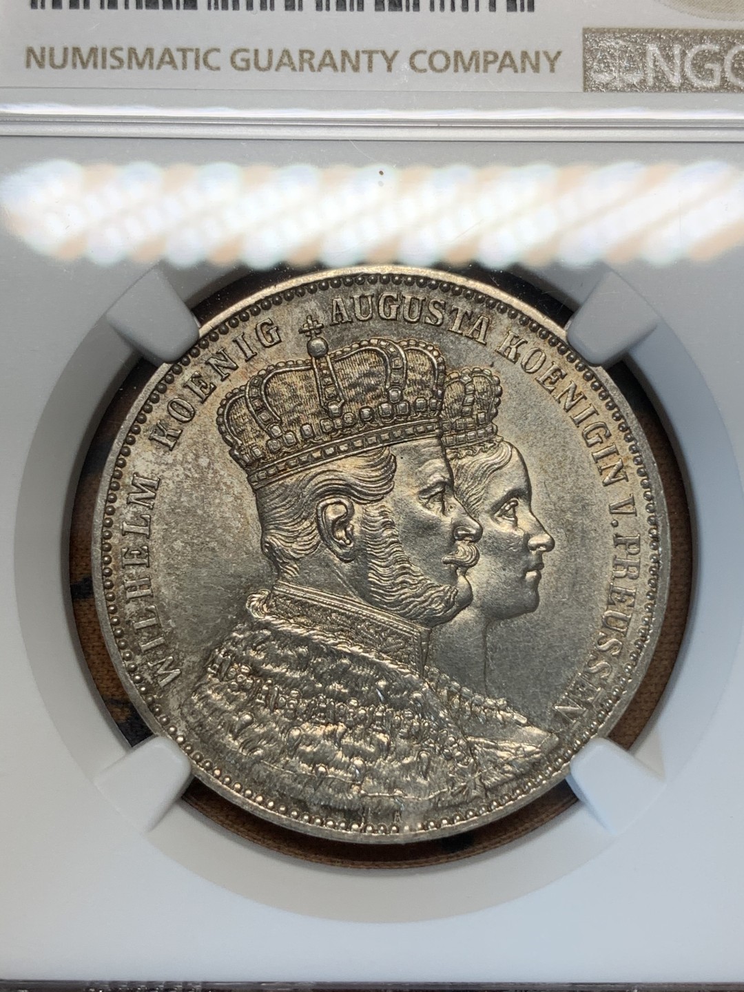 《竞宝斋》第67场-本周日，周一，周四.3场连拍（全场不限金额包邮） NGC MS62 德国1861年 普鲁士威廉一世加冕纪念1泰勒 状态不错的毛衣泰勒