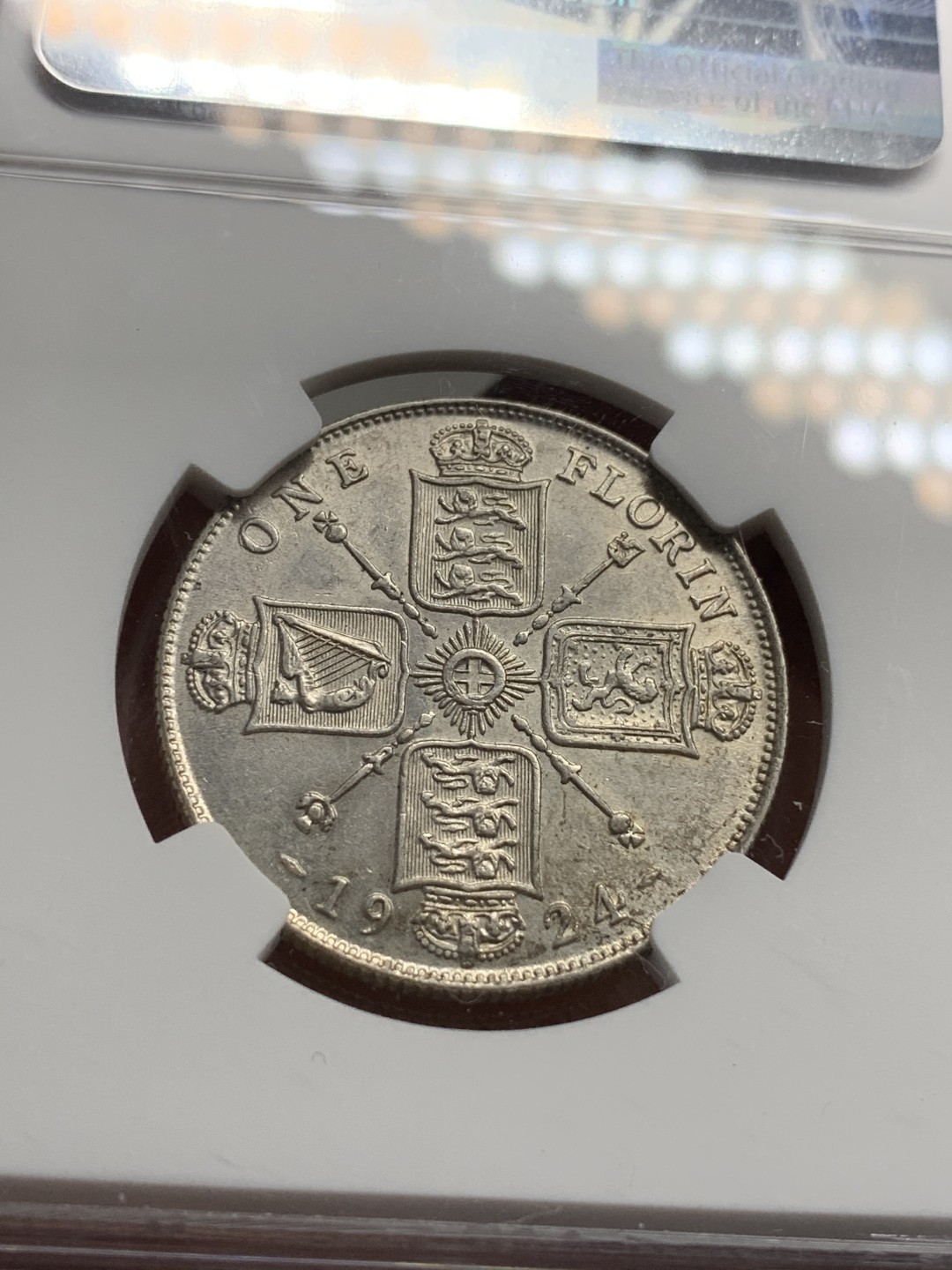 《竞宝斋》第67场-本周日，周一，周四.3场连拍（全场不限金额包邮） NGC-AU58 英国1924年 乔五 2先令 银币 好品像， 买的时候看62的状态买的