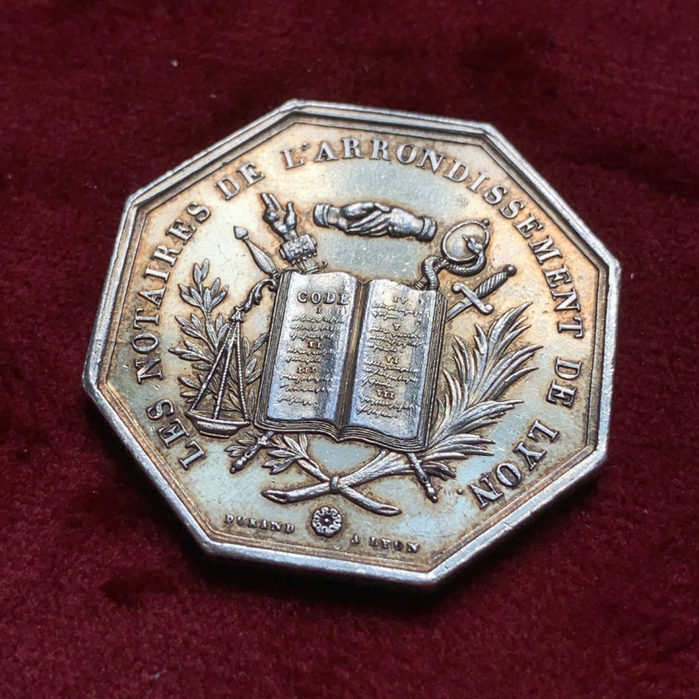 《竞宝斋》第67场-本周日，周一，周四.3场连拍（全场不限金额包邮） 法国1839年里昂公证处宪法天平八角银代币 握手版镀金 32mm，14.2克，Aregnt边铭