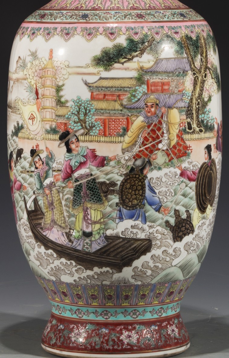 美品·款识“大清乾隆年制”精工细作满工粉彩“水漫金山图”纹贯耳赏瓶一对。