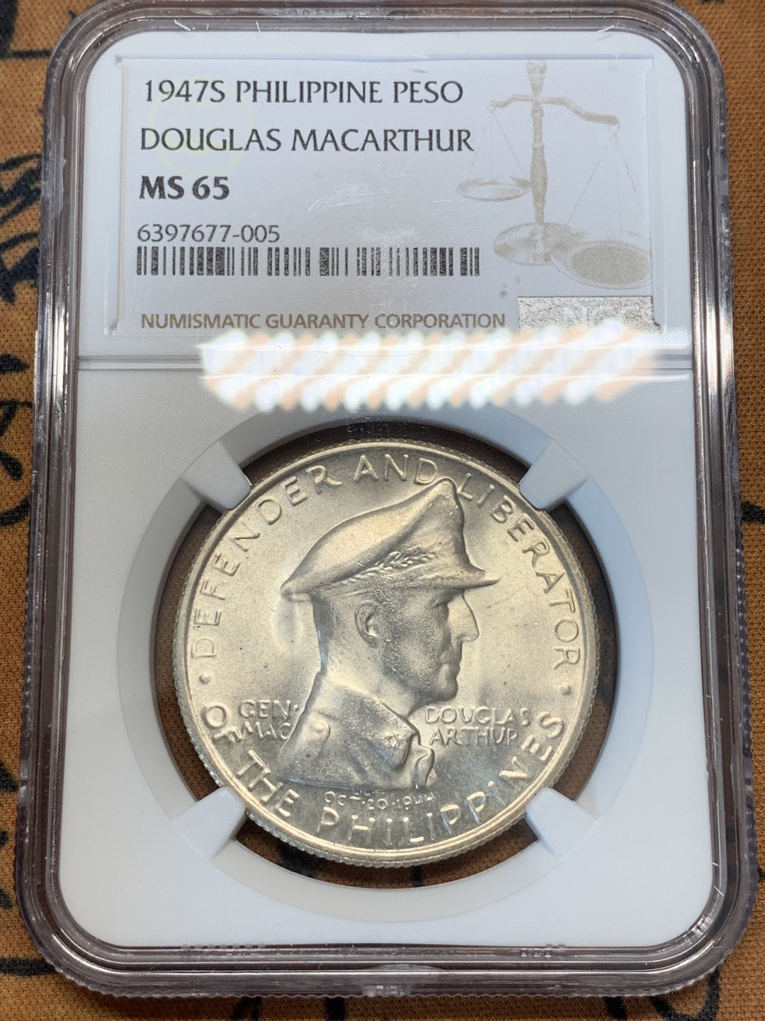 《竞宝斋》第67场-本周日，周一，周四.3场连拍（全场不限金额包邮） NGC-MS65菲律宾1947年马克阿瑟1比索大银币