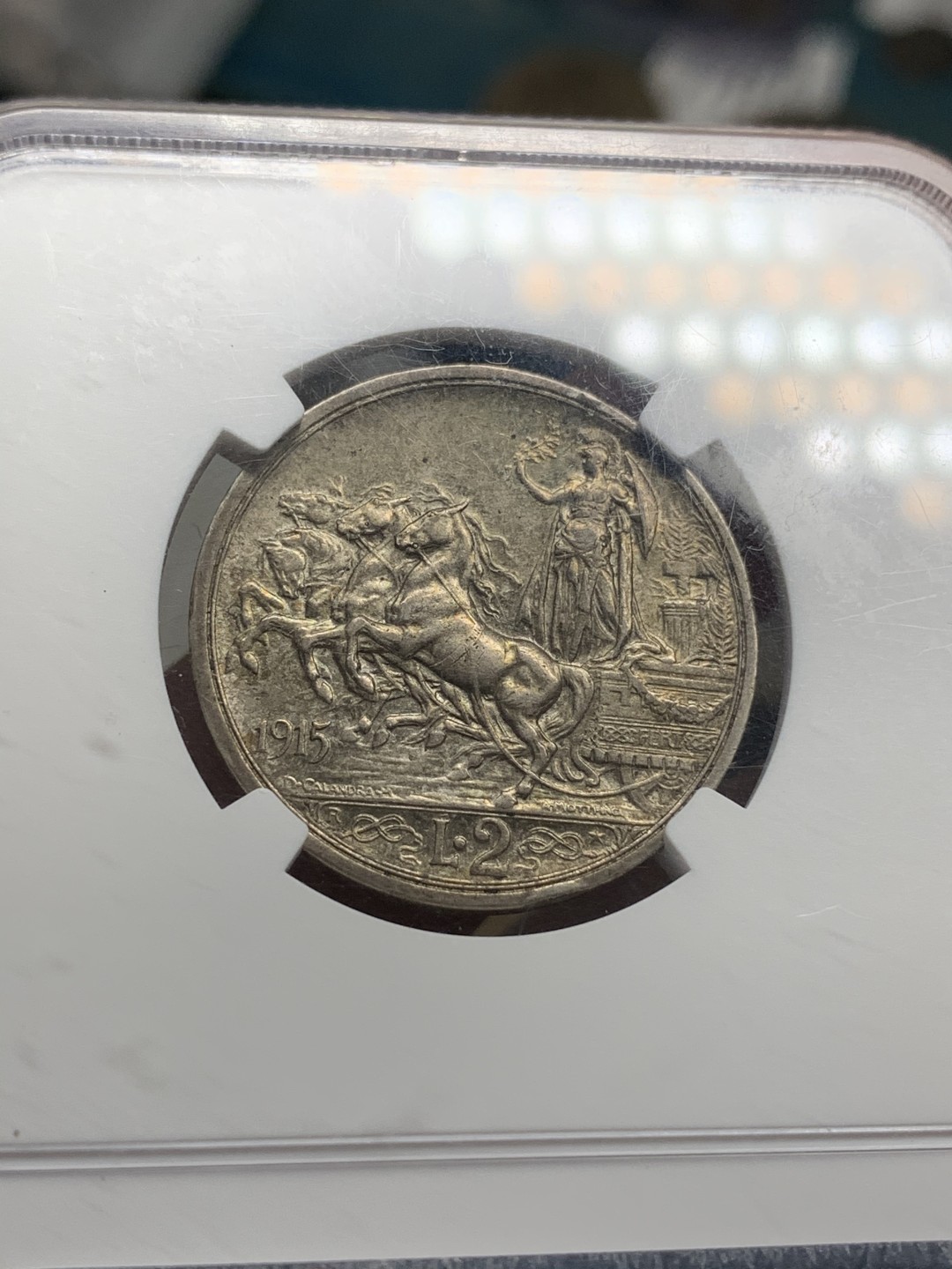 《竞宝斋》第67场-本周日，周一，周四.3场连拍（全场不限金额包邮） NGC AU58 意大利 1915年  2里拉 马车 银币 原味深彩包浆 给分不容易