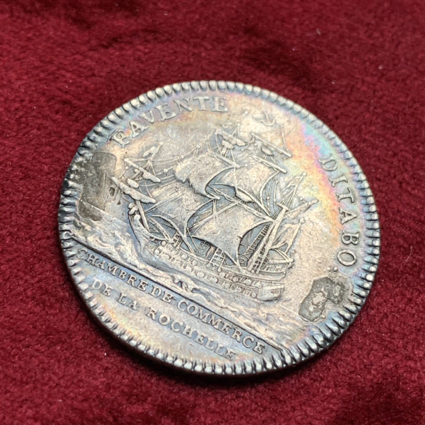 《竞宝斋》第67场-本周日，周一，周四.3场连拍（全场不限金额包邮） 法国 路易十五 银质 圆形代币 五彩包浆非常漂亮 可惜背面有取焊痕迹 整体有点不平 具体见图