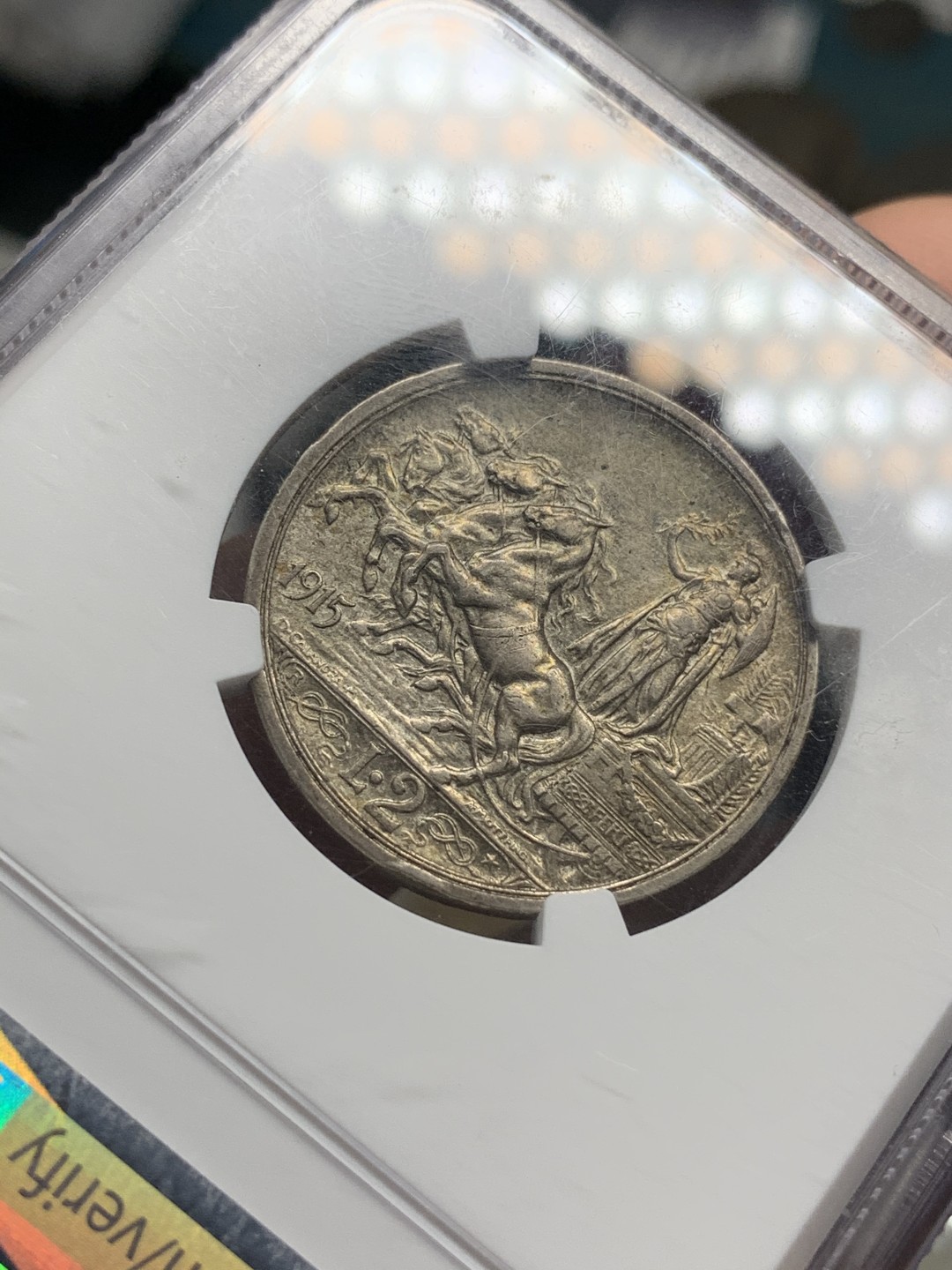 《竞宝斋》第67场-本周日，周一，周四.3场连拍（全场不限金额包邮） NGC AU58 意大利 1915年  2里拉 马车 银币 原味深彩包浆 给分不容易