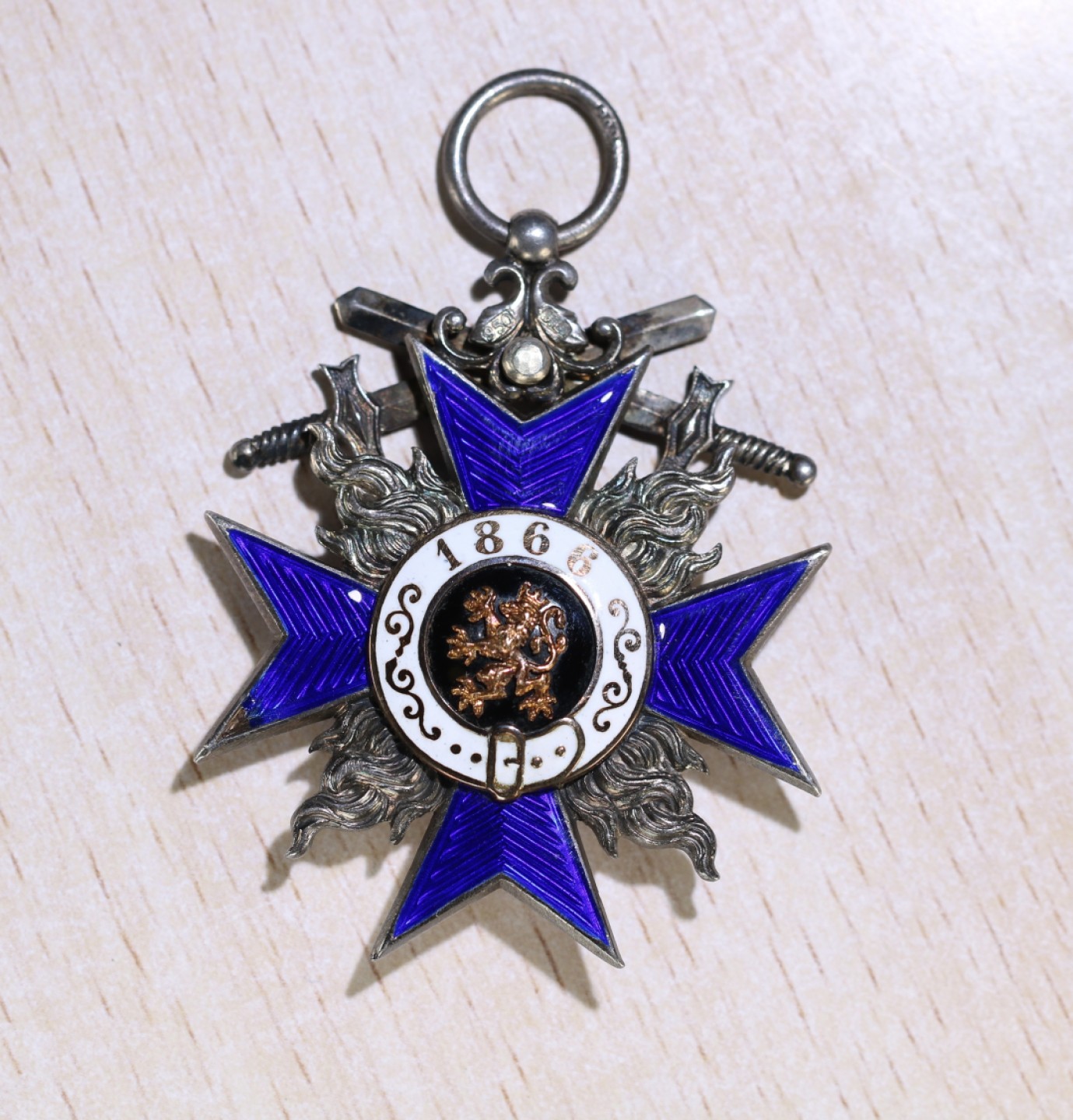 大猫徽章拍卖第195期 巴伐利亚王国 四级军事功勋勋章（带剑）珐琅一处有伤