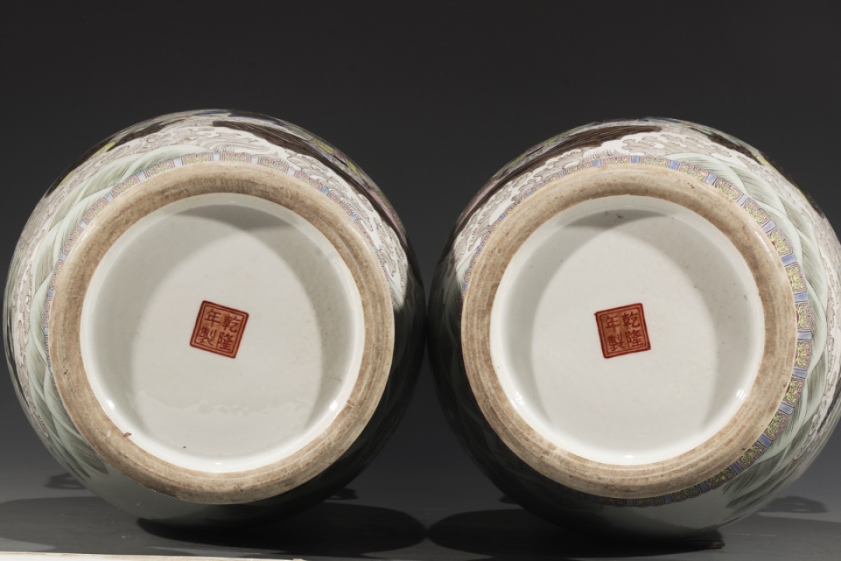 美品·款识“大清乾隆年制”精工细作满工粉彩“水漫金山图”纹贯耳赏瓶一对。