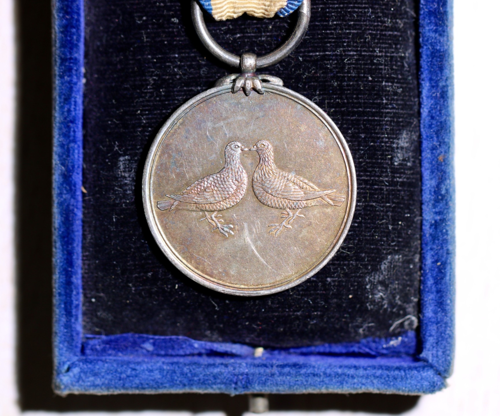 大猫徽章拍卖第195期 大韩帝国嘉礼纪念章 银质 本纪念章是于光武11年（4240（1907））1月24日为了纪念皇太子（名为拓，高宗的二儿子，母亲是明成皇后闵氏，高宗11年：和海丰府院君尹泽荣的女儿（纯贞孝皇后：4227（1894）~4299（1966））的嘉礼而制定，并在当天颁赐给所有参加人员