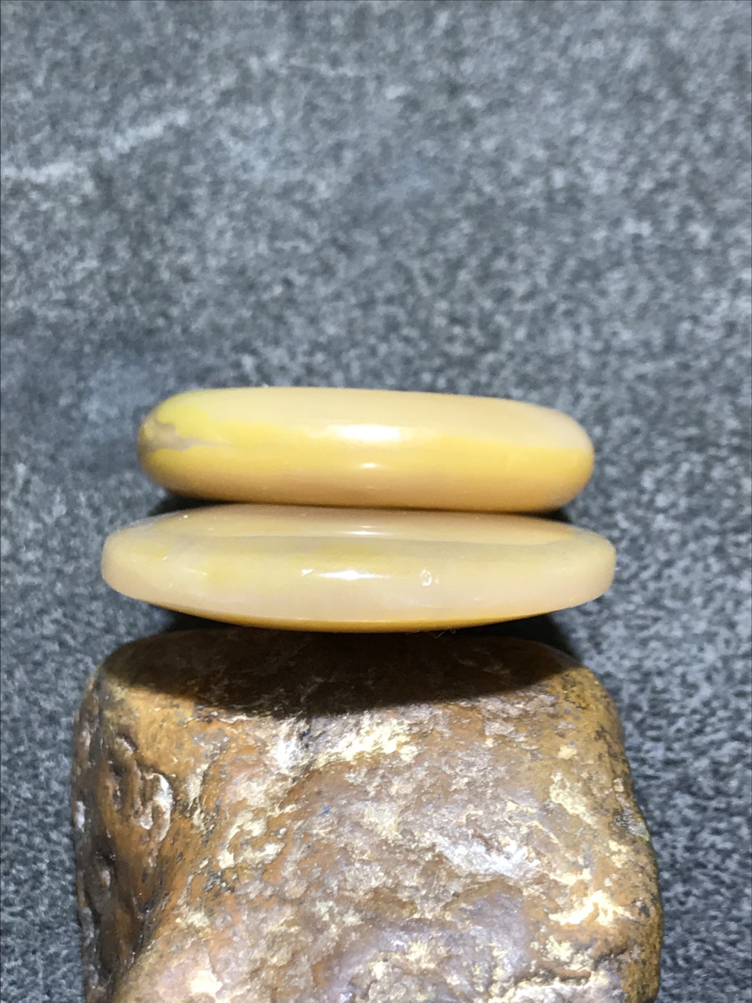 放福利，孤品精美高润度同料鸡油黄金沙冻料战国水滴型吊坠加平安扣一套，