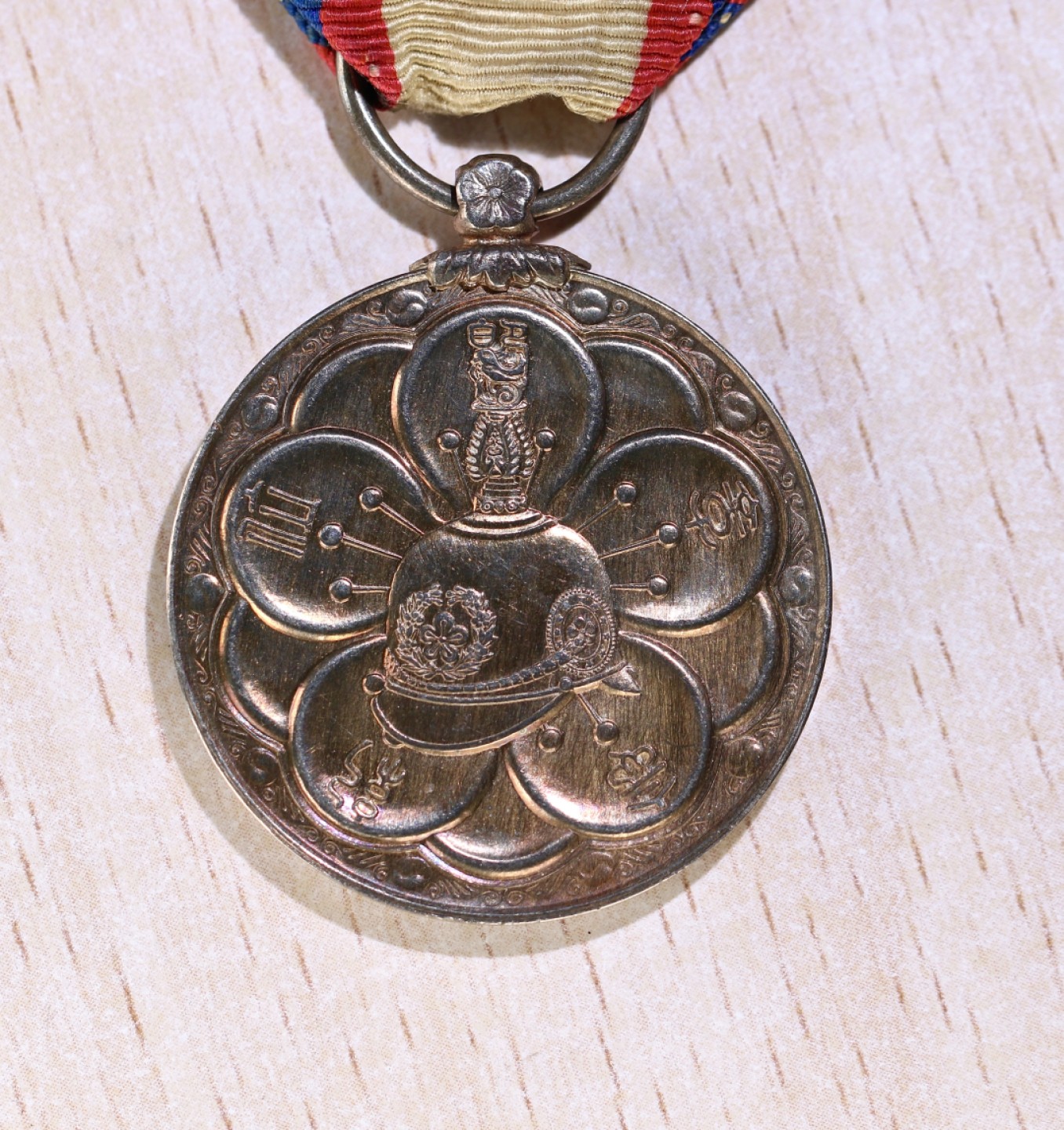 大猫徽章拍卖第195期 大韩帝国即位纪念章 银质原盒 光武11年（4240（1907））7月18日，高宗皇帝将军国大事委托给皇太子代理，紧接着同月20日在庆运宫举行让位仪式14）。其后，于同年8月27日在德寿宫惇德殿举行即位仪式15），此纪念章就是为此制定并颁赐的